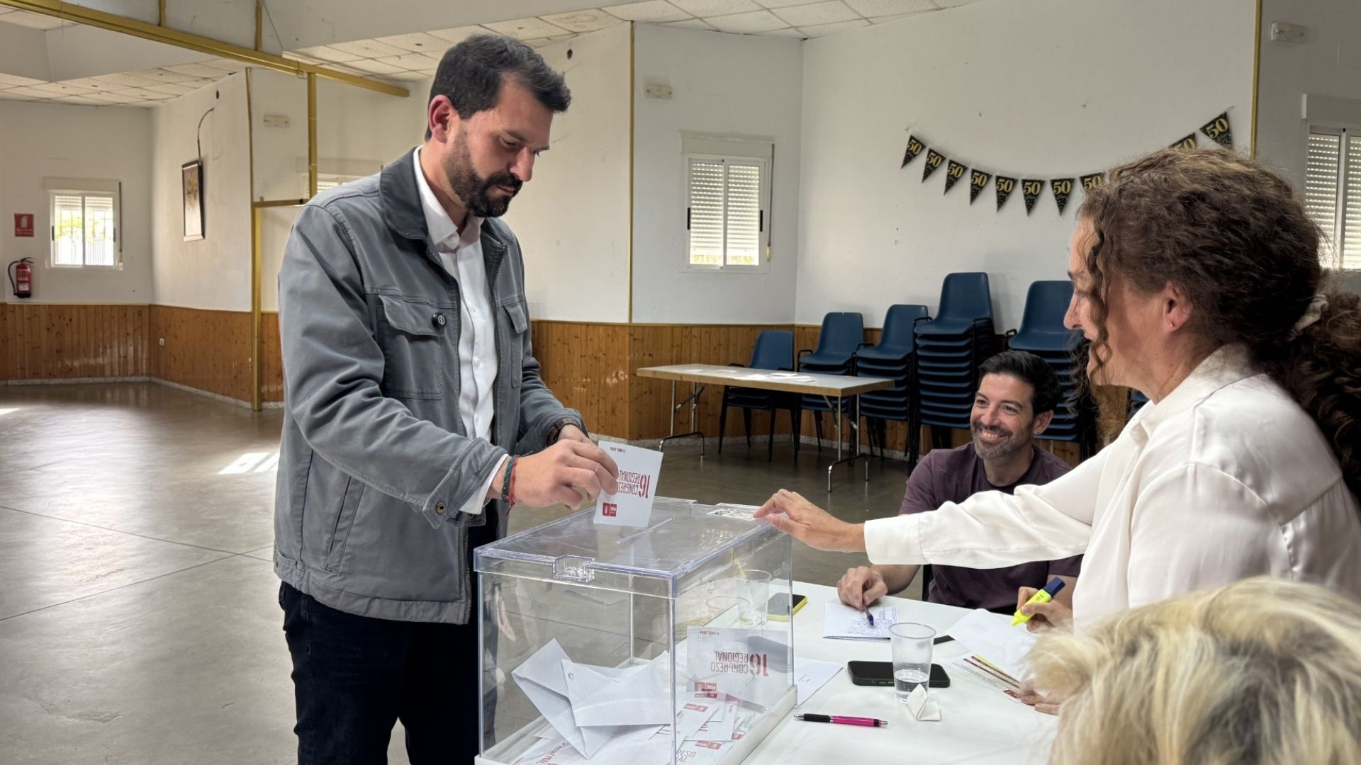 Álvaro Sánchez Cotrina votando durante las primarias del PSOE de Extremadura