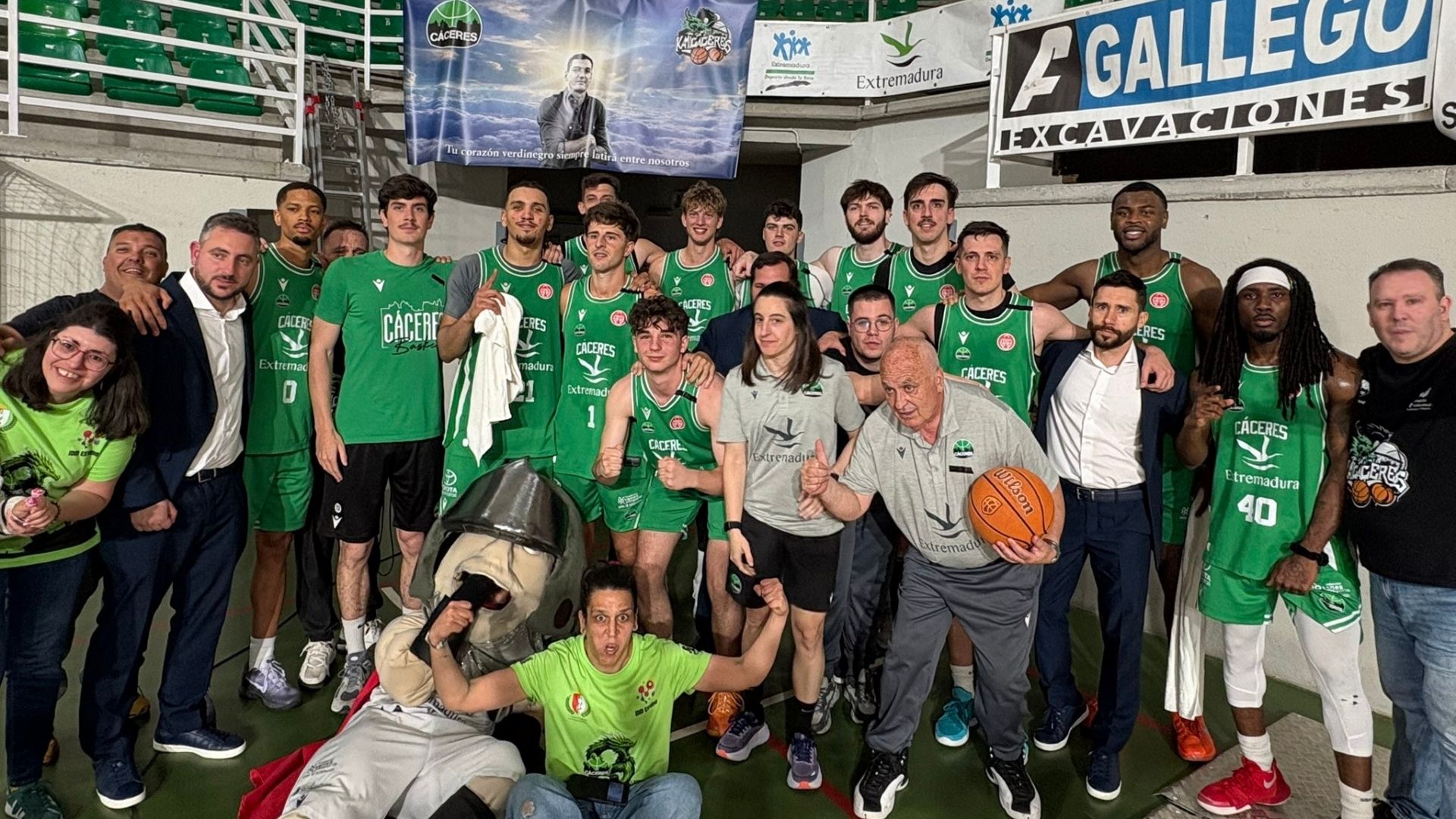 Celebración del equipo tras conseguir la victoria