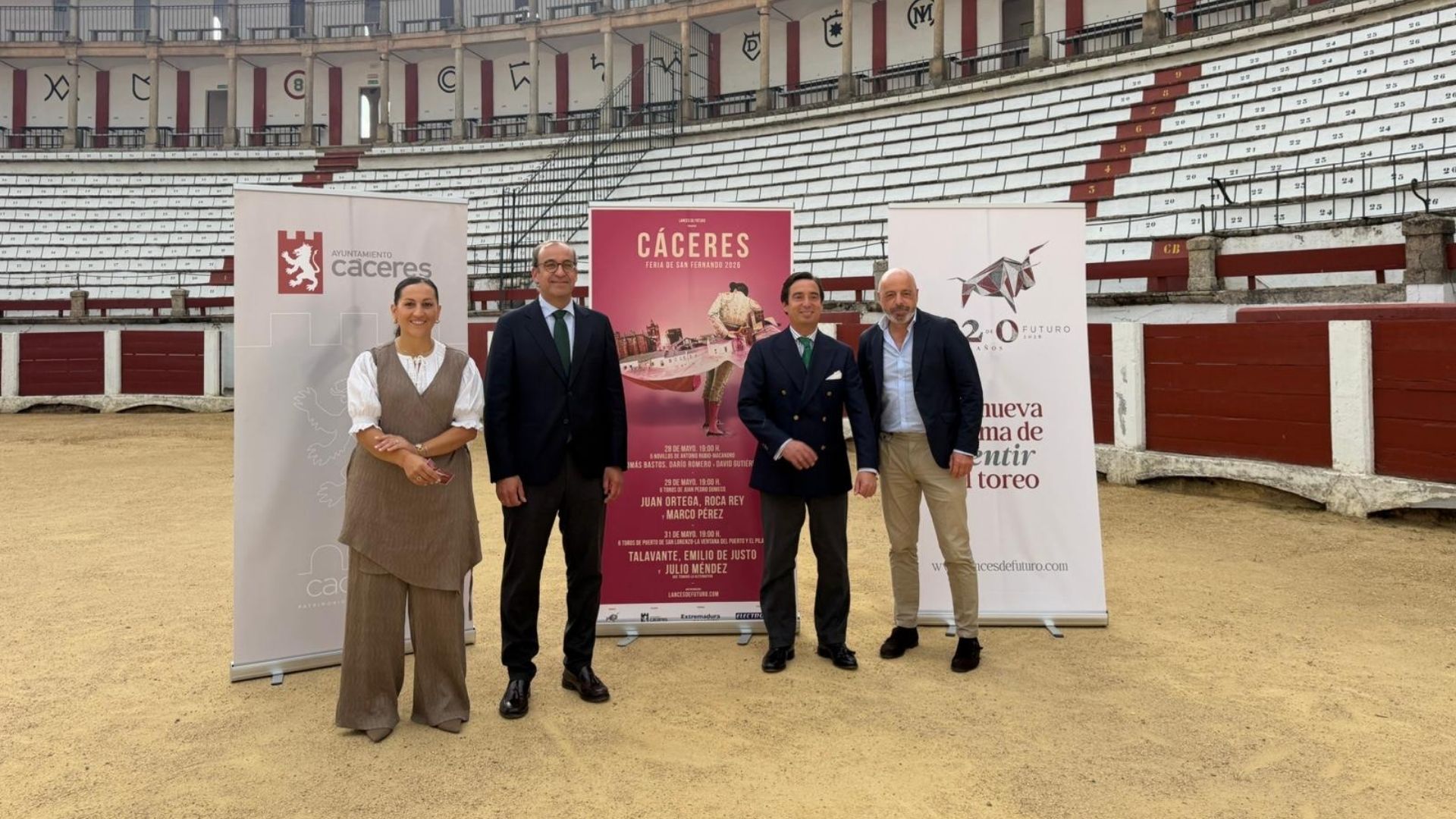 El alcalde de Cáceres, Rafael Mateos, junto a los carteles de la Feria Taurina de San Fernando