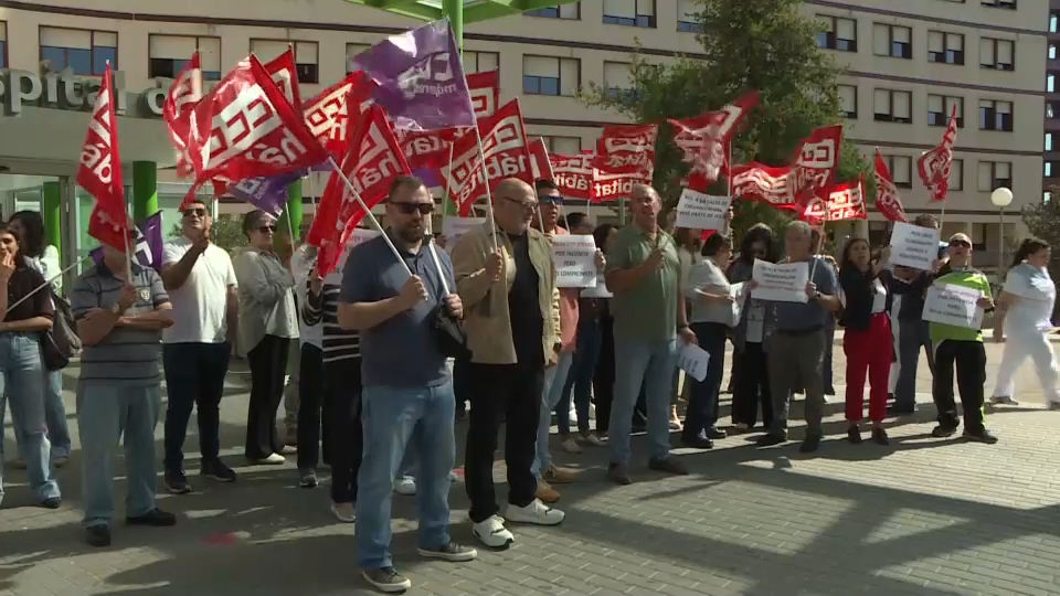 Protestas de Comisiones Obreras a las puertas del Hospital de Mérida