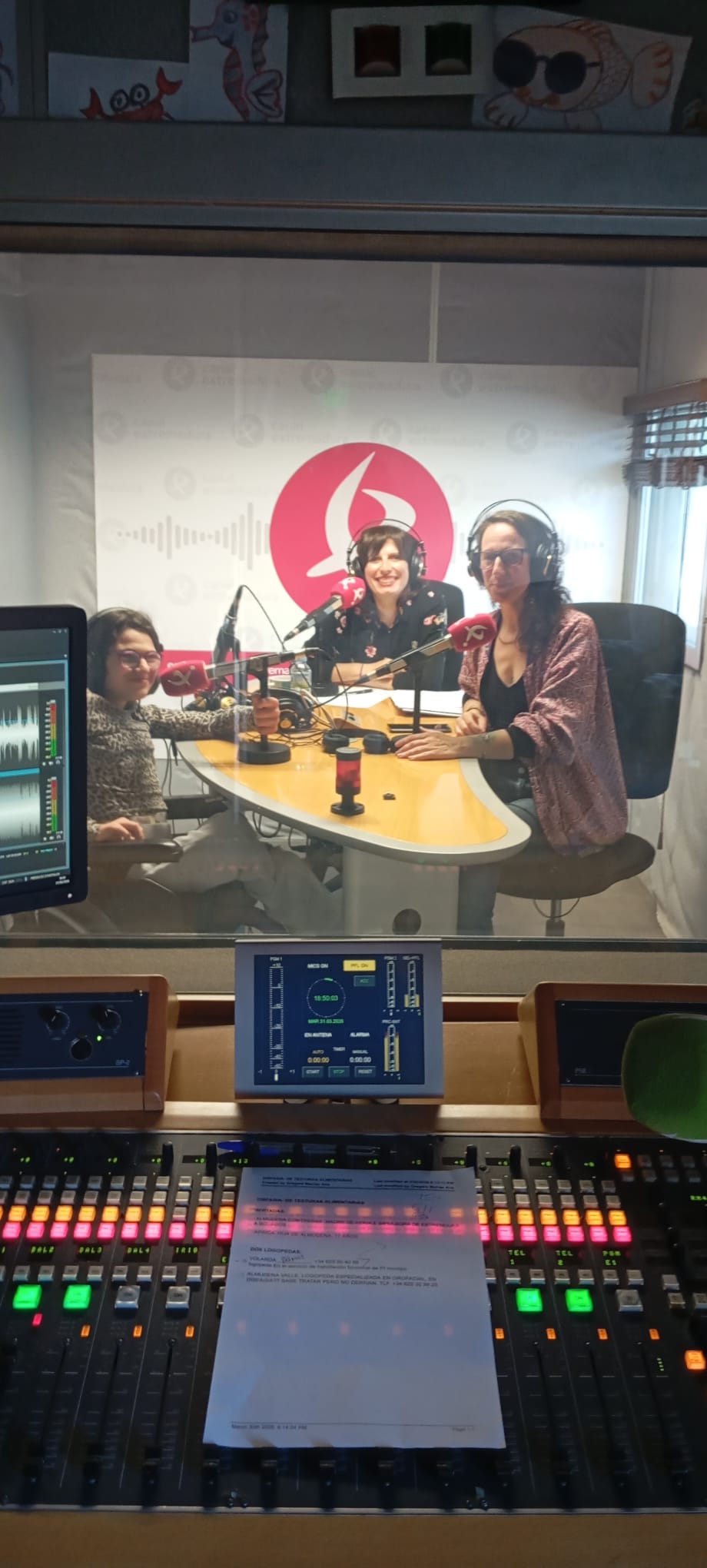 Africa Carretero, Almudena Contreras y Ana Gragera en estudios de Canal Extremadura