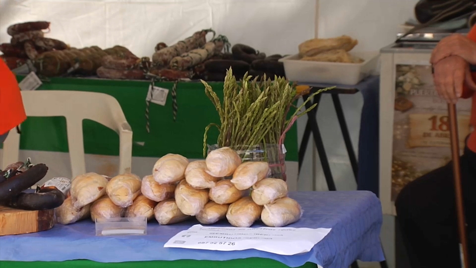 Stand con espárragos en la feria, en Burguillos del Cerro