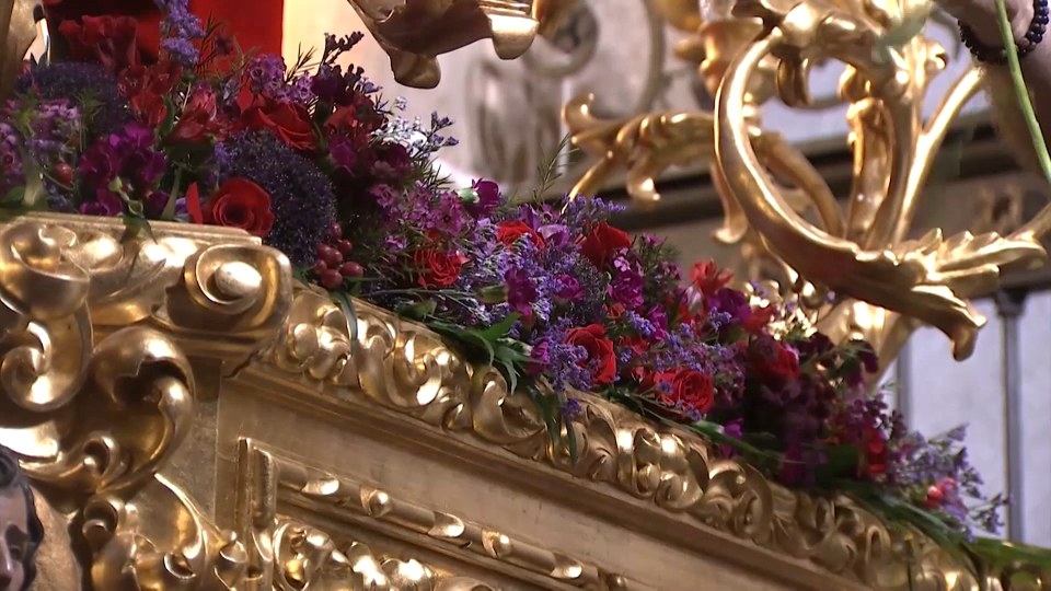 Flores adornando un paso de Semana Santa