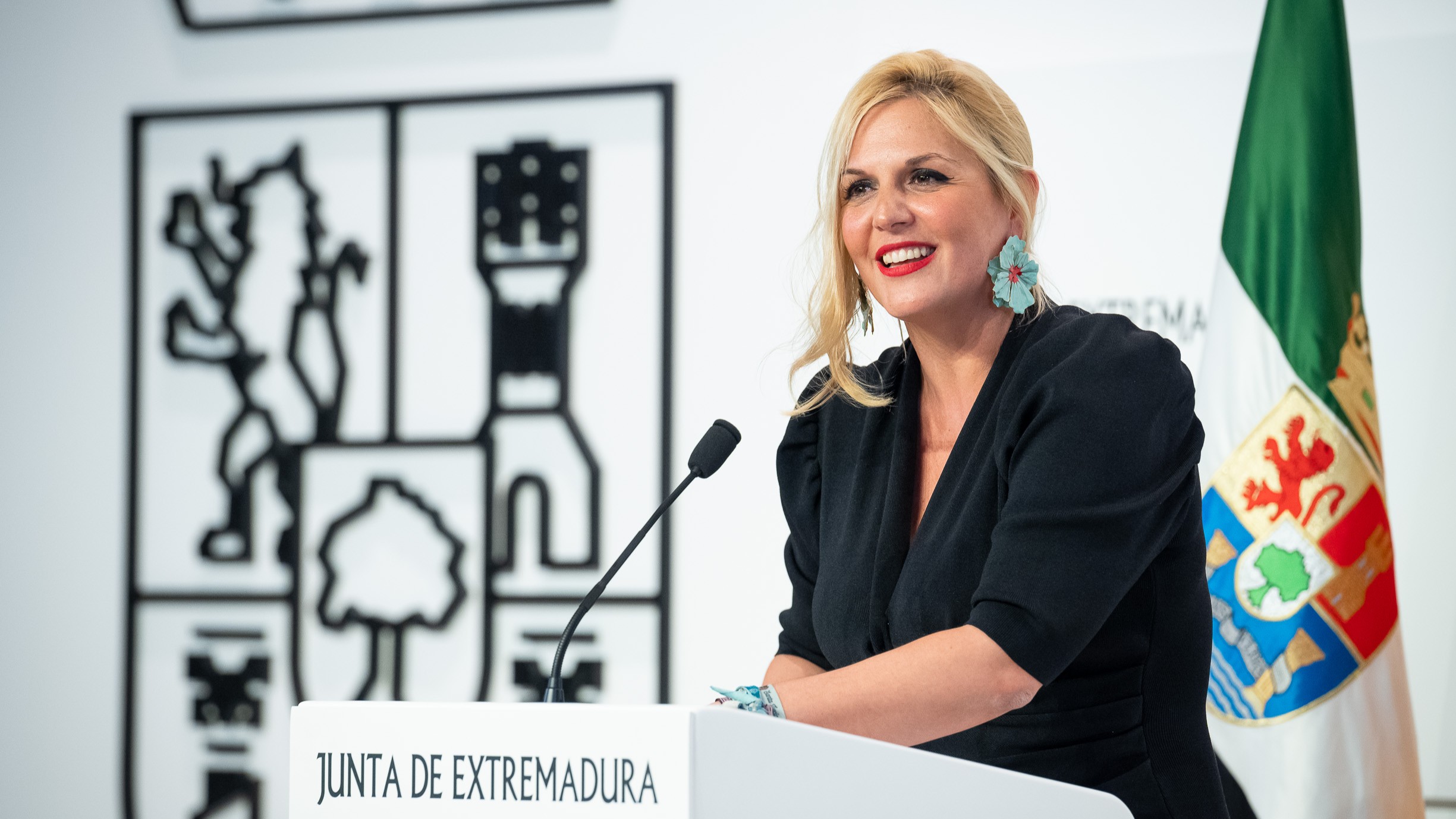 Según explica la consejera de Hacienda, Elena Manzano, las cuentas están diseñadas para reforzar las políticas sociales y económicas