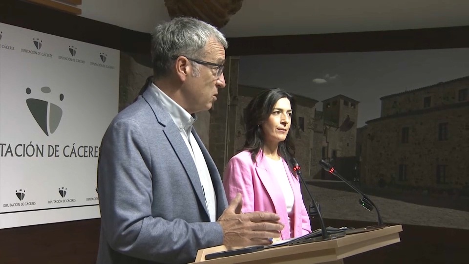 La vicepresidenta primera de la Diputación, Esther Gutiérrez, y el secretario de Estado para el Reto Demográfico, Francesc Boya