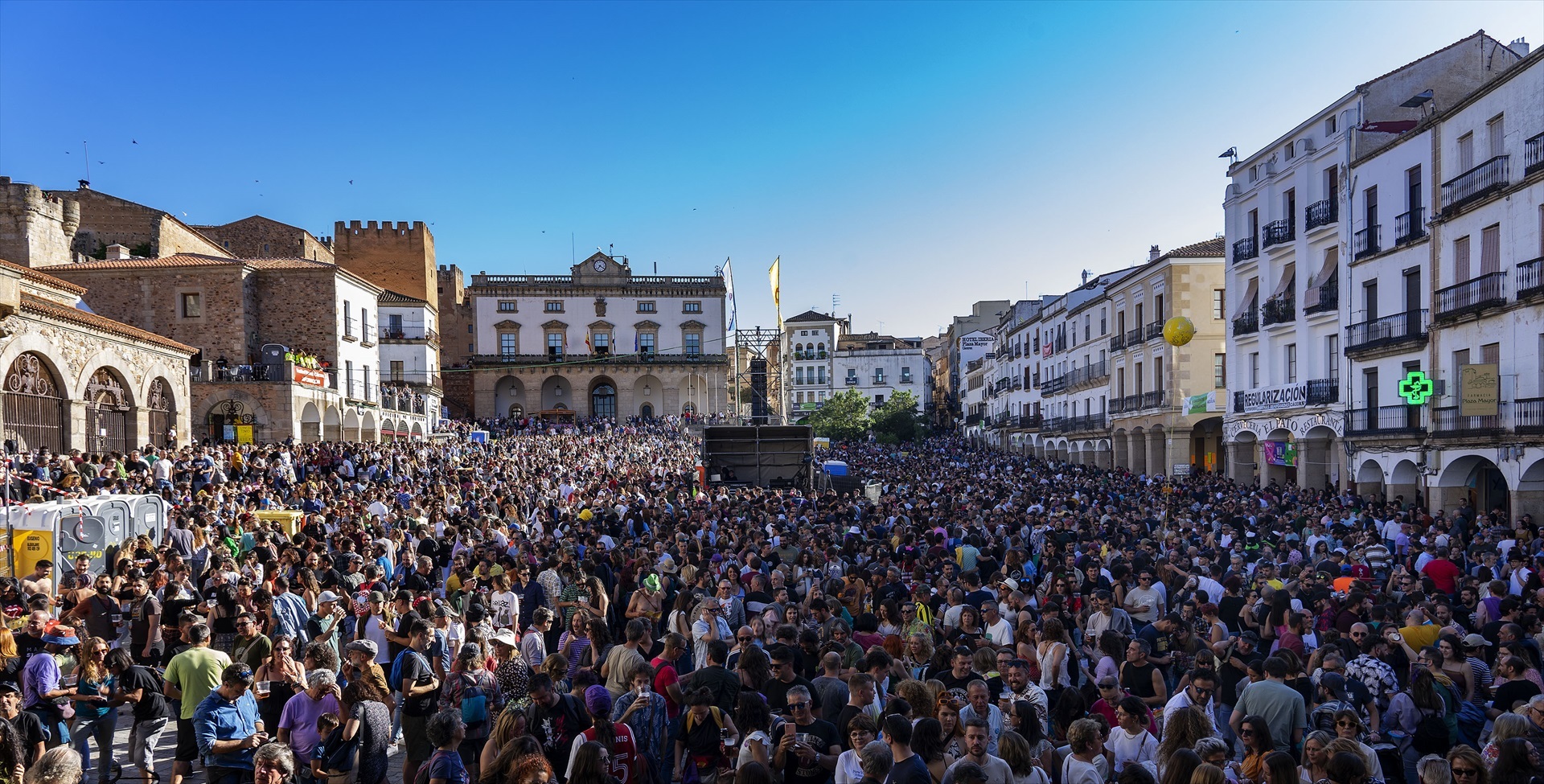 Miles de personas asisten al Festival Womad
