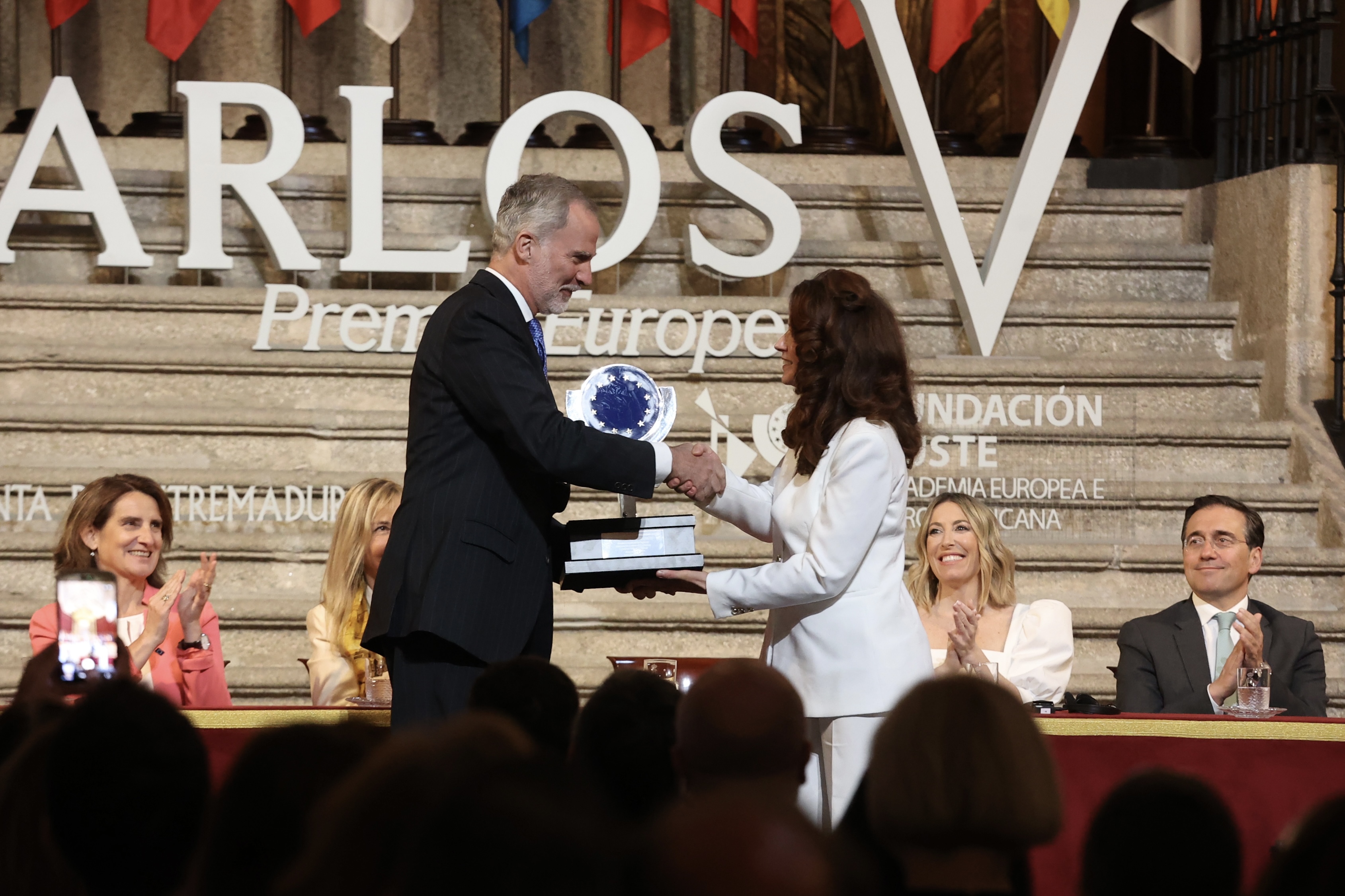 El Rey Felipe VI ha entregado este lunes el Premio Europeo Carlos V a la concejala de Budapest y presidenta del Comité Europeo de las Regiones, Kata Tüttő