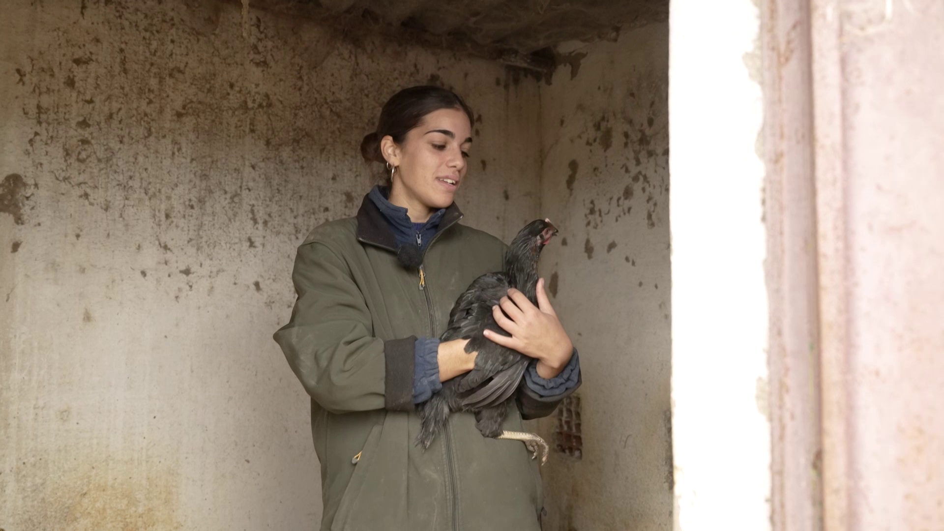 Esther con una gallina