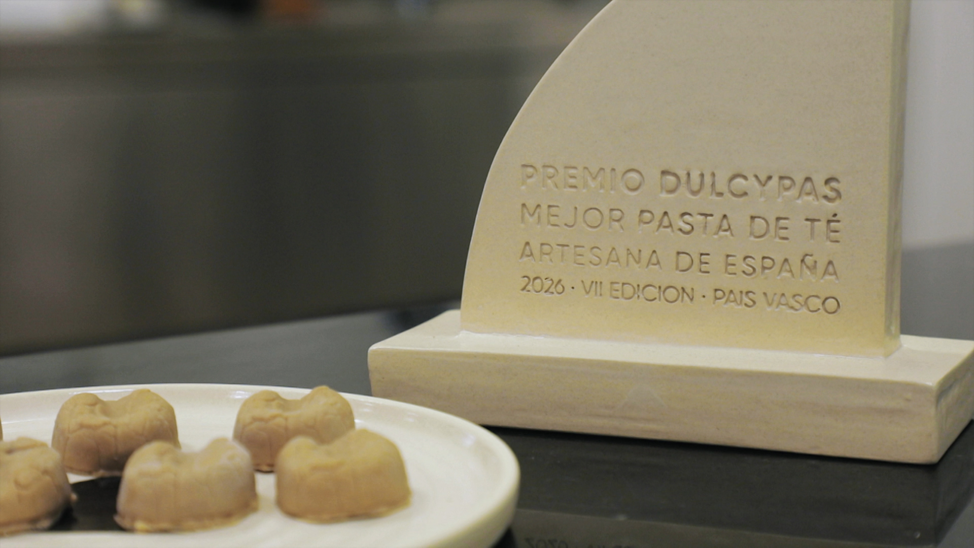 Perrunillas y premio expuestos para su presentación