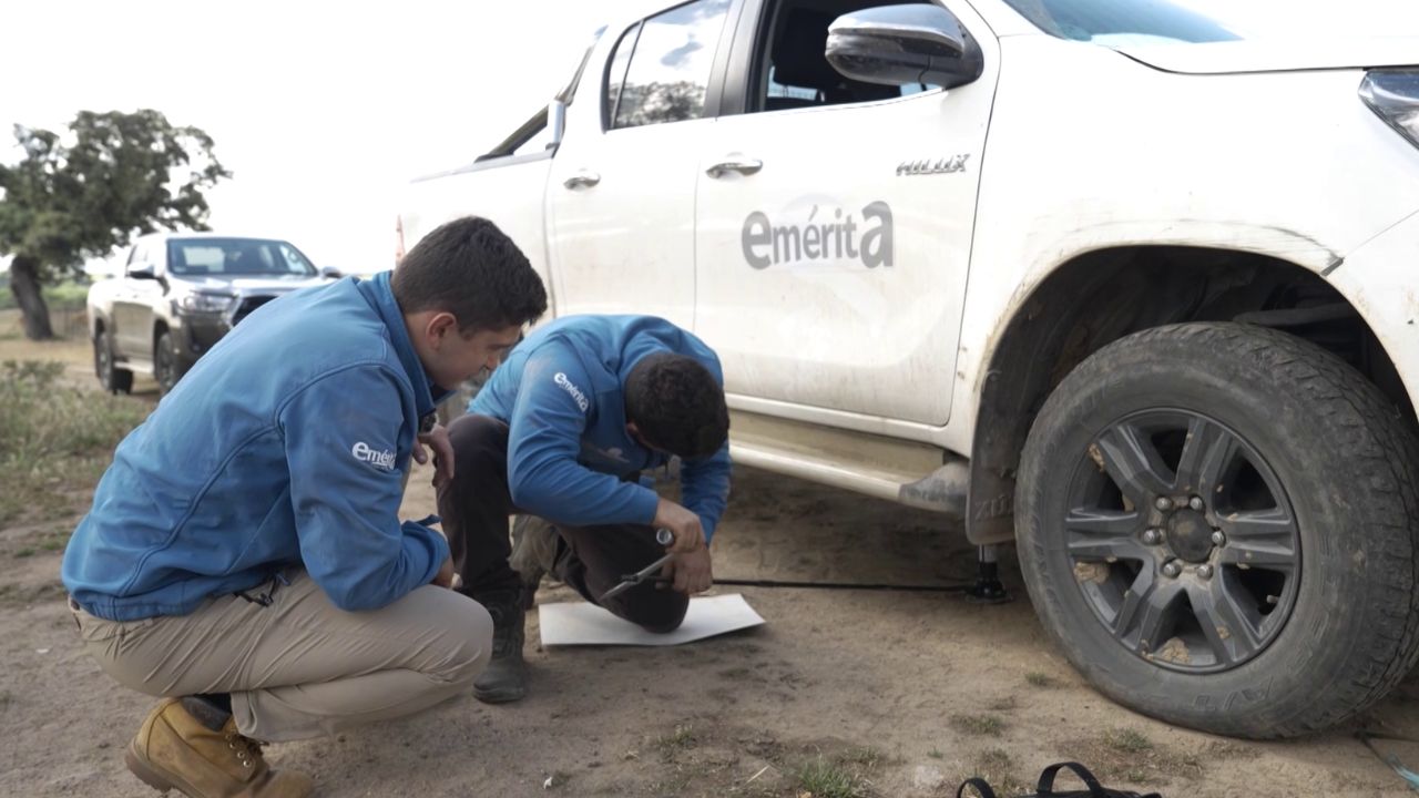 Alberto y Marcos arreglando una rueda