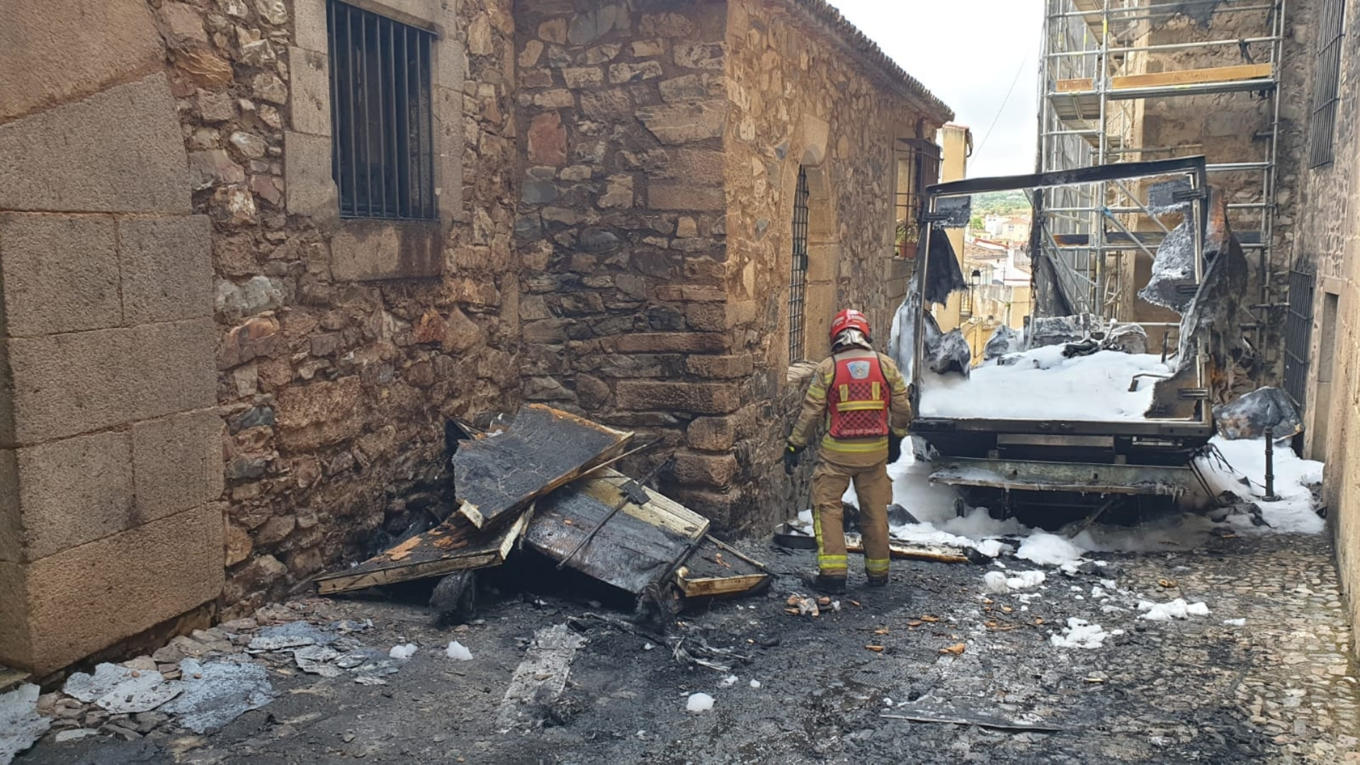 Incendio de un camión en la calle Amargura de Cáceres