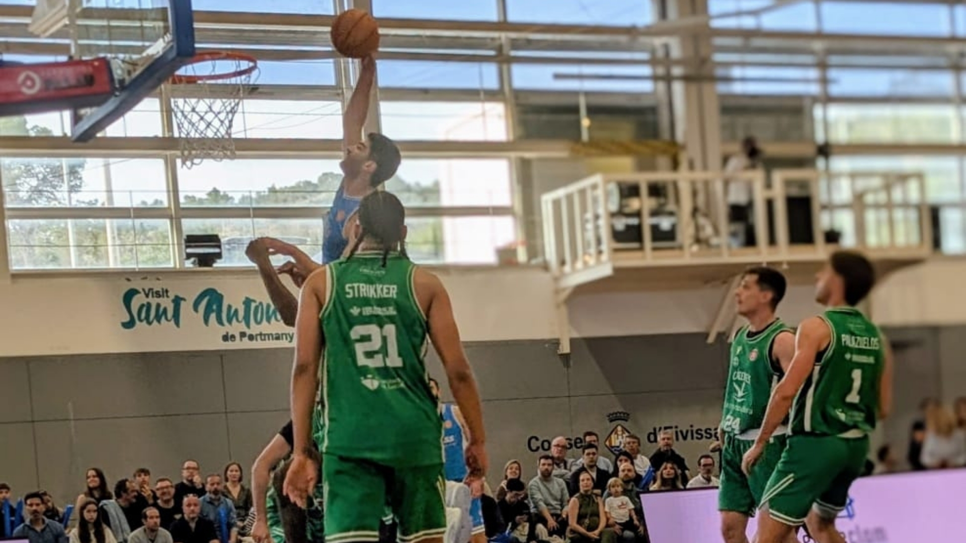 Partido del Caceres Basket contra el Bàsquet Sant Antoni 