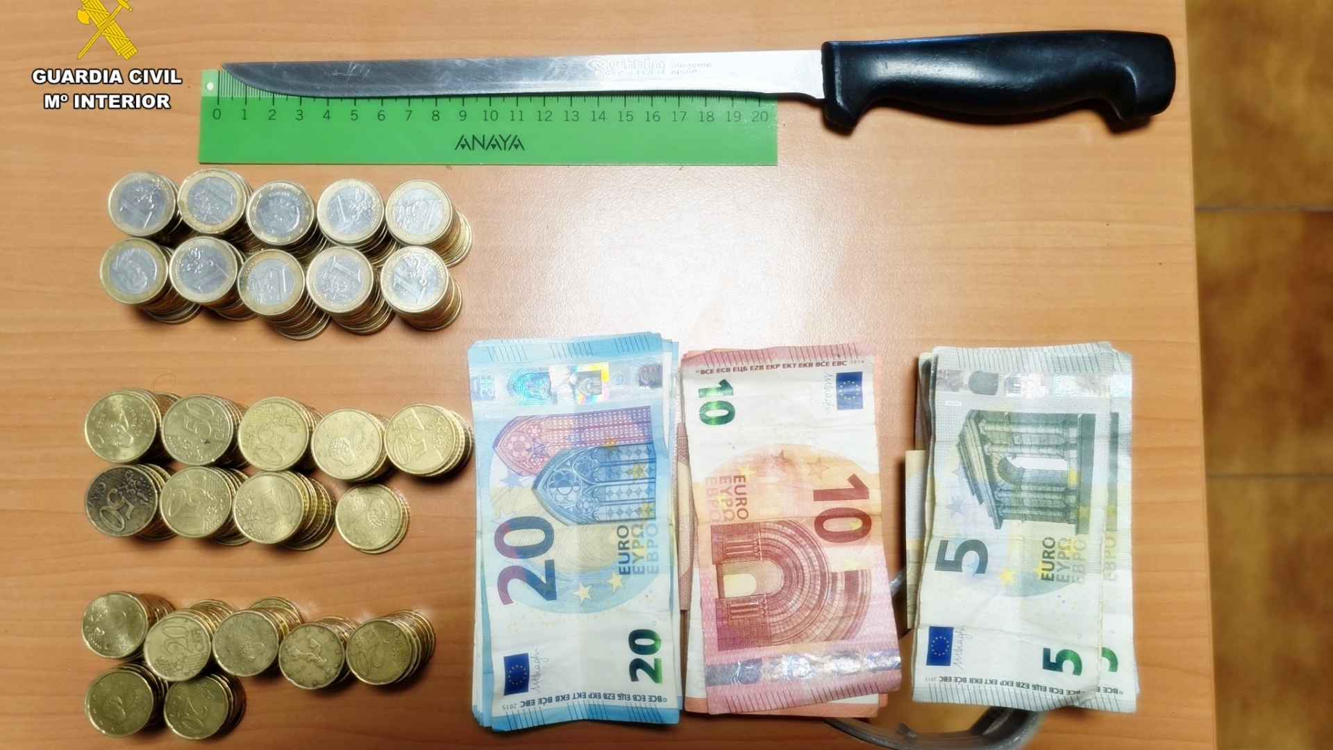 Cuchillo y dinero intervenido