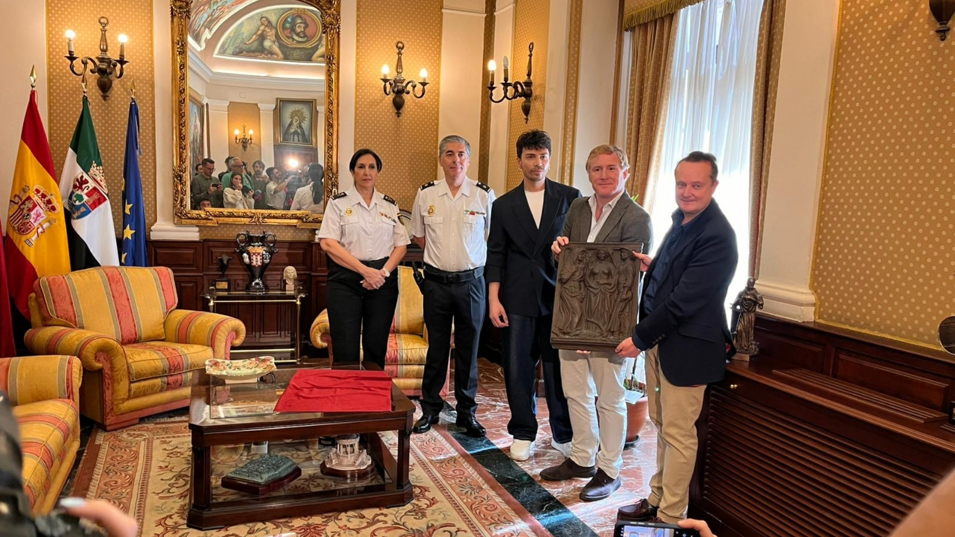 Acto de entrega de la obra de Enrique Pérez Comendador al Ayuntamiento de Badajoz, en el salón Conquistadores del consistorio
