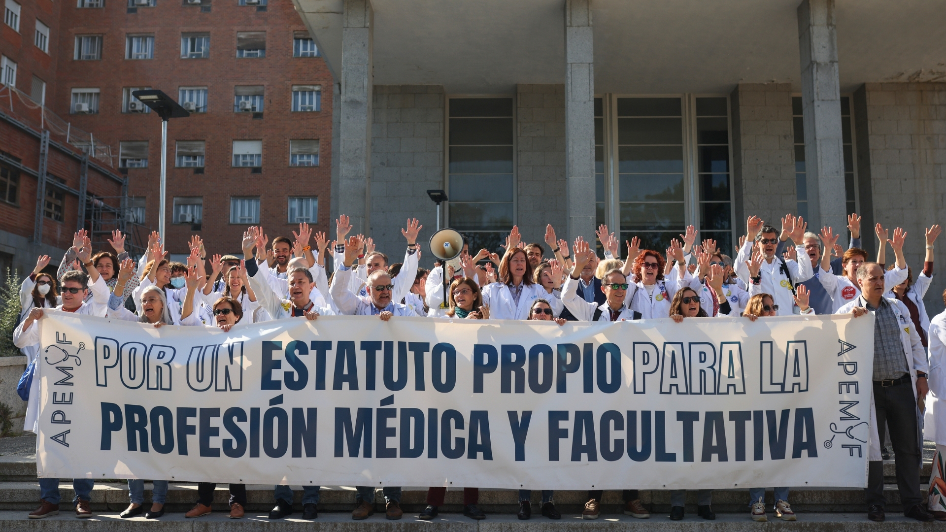 Concentración de médicos y sanitarios con motivo de la cuarta semana de huelga.