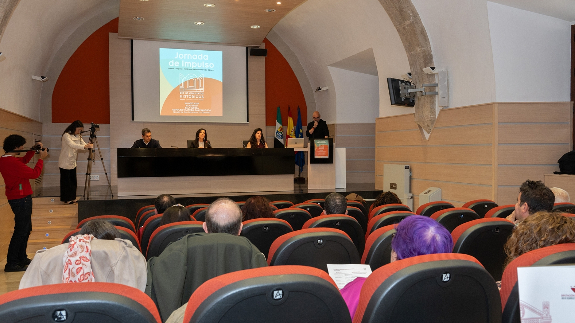 a Vicepresidenta 1ª de Territorio, Igualdad y Cultura, Esther Gutiérrez