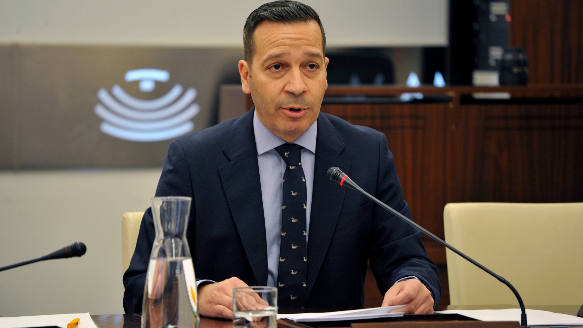 El vicepresidente y consejero de Desregulación, Servicios Sociales y Familia, Óscar Fernández Calle, comparece en comisión en la Asamblea de Extremadura. 