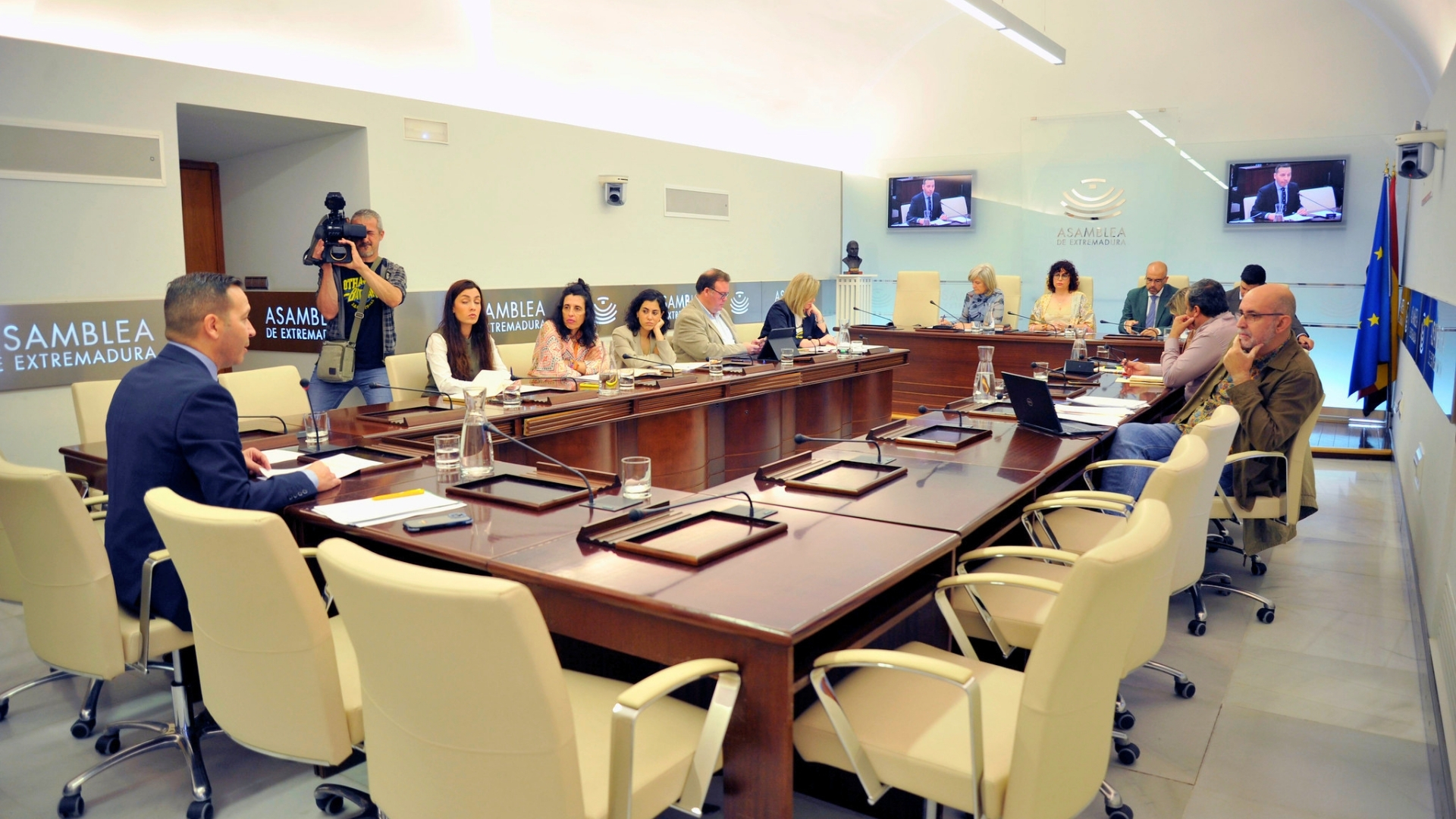 Comisión de Desregulación, Servicio Sociales y Familia