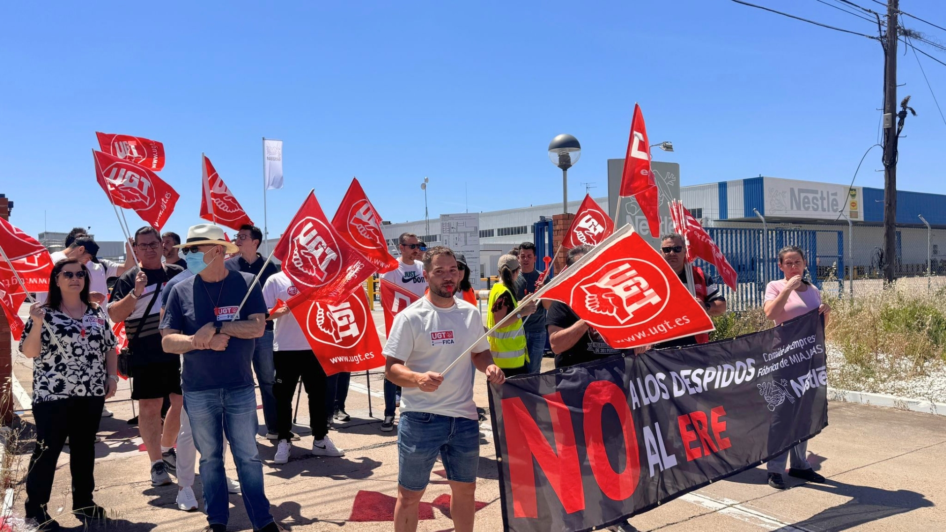 Protestas a las puertas fábrica Nestlé en Miajadas