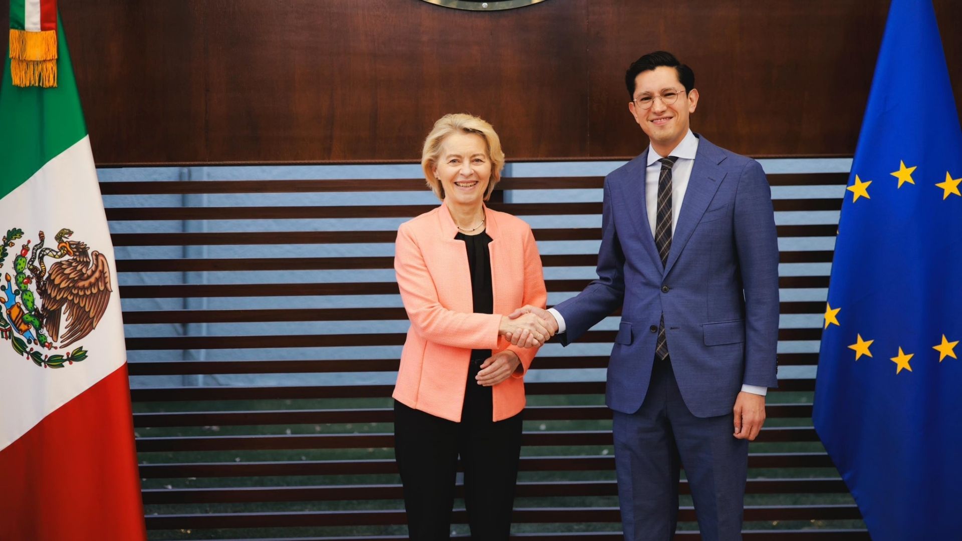 El secretario Roberto Velasco da la bienvenida a México a la presidenta de la Comisión Europea, Ursula von der Leyen