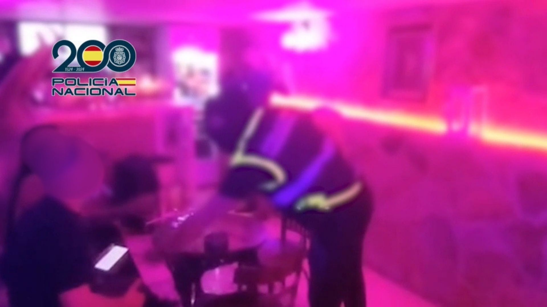 Momento en el que la Policía accede al interior de la vivienda
