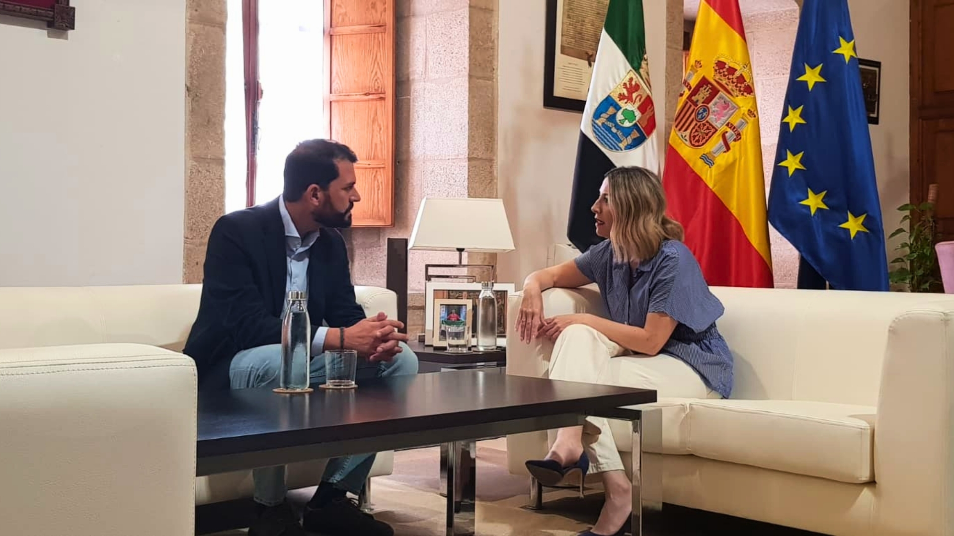 La presidenta de la Junta, María Guardiola, se reúne con el líder del PSOE extremeño, Álvaro Sánchez Cotrina