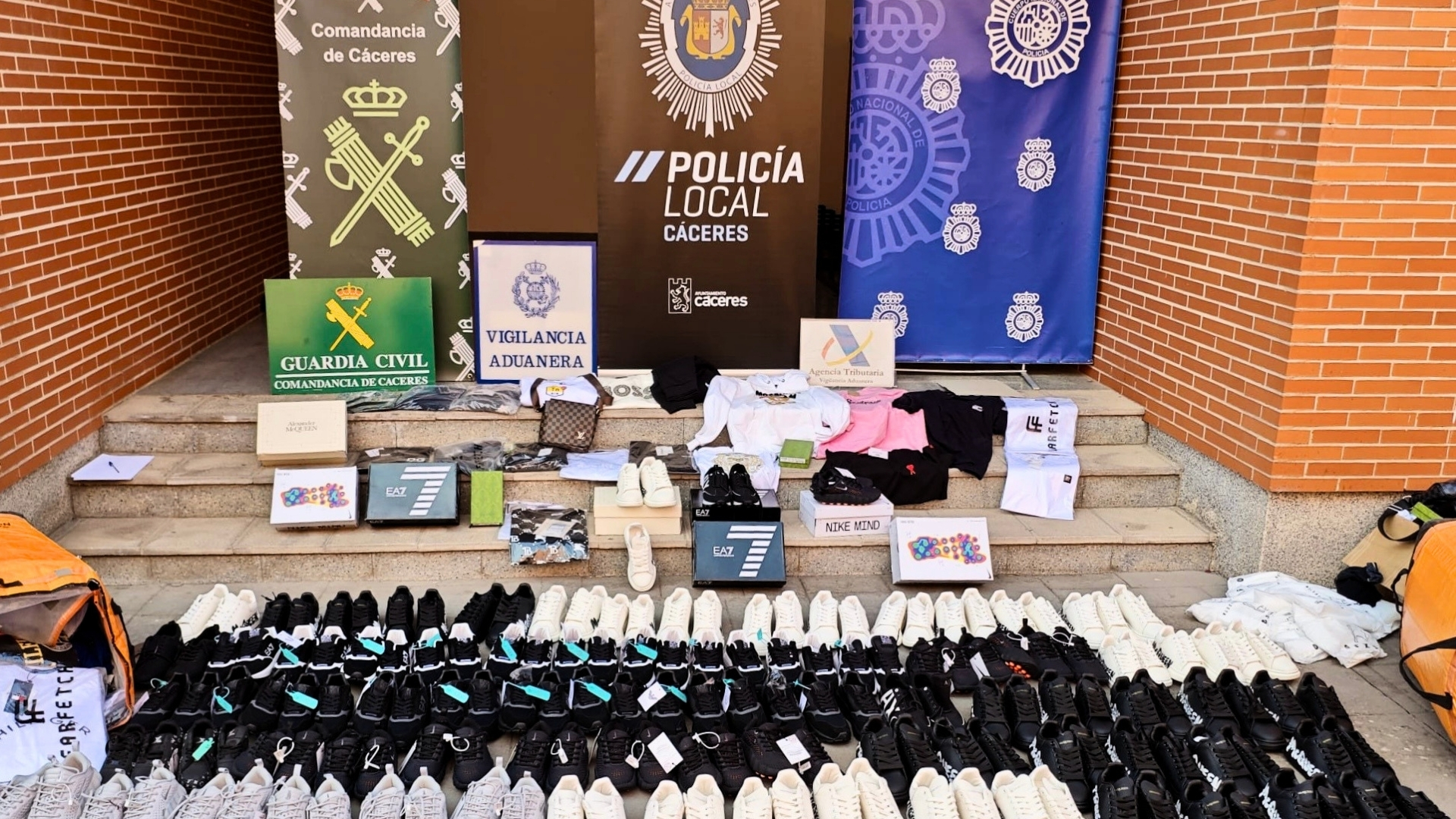 Operación contra la venta de productos falsificados en la Feria de San Fernando de Cáceres. 