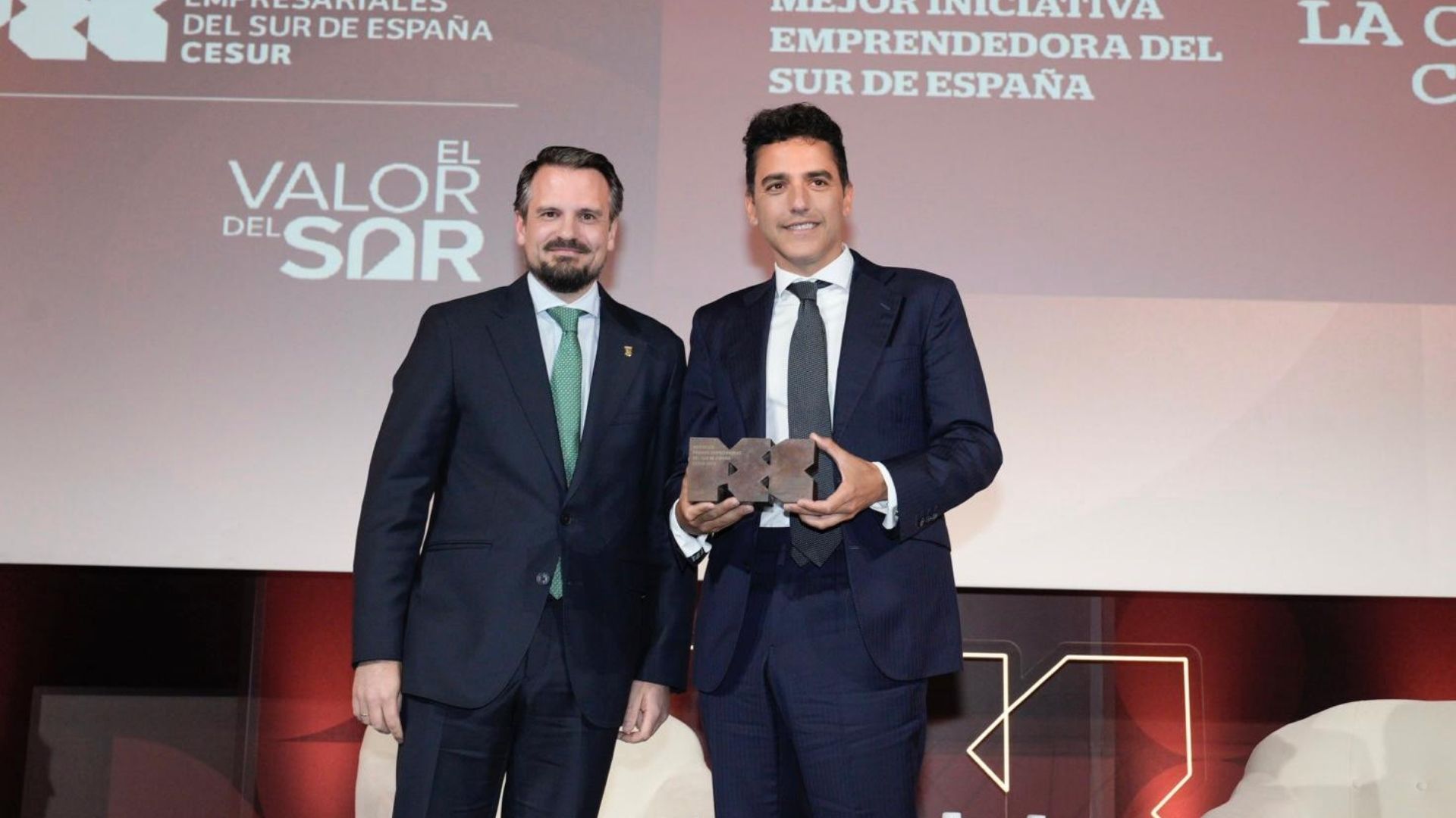 Abel Bautista, vicepresidente de la Junta de Extremadura, junto a Ismael Villalobos, fundador de la Casa de las Carcasas