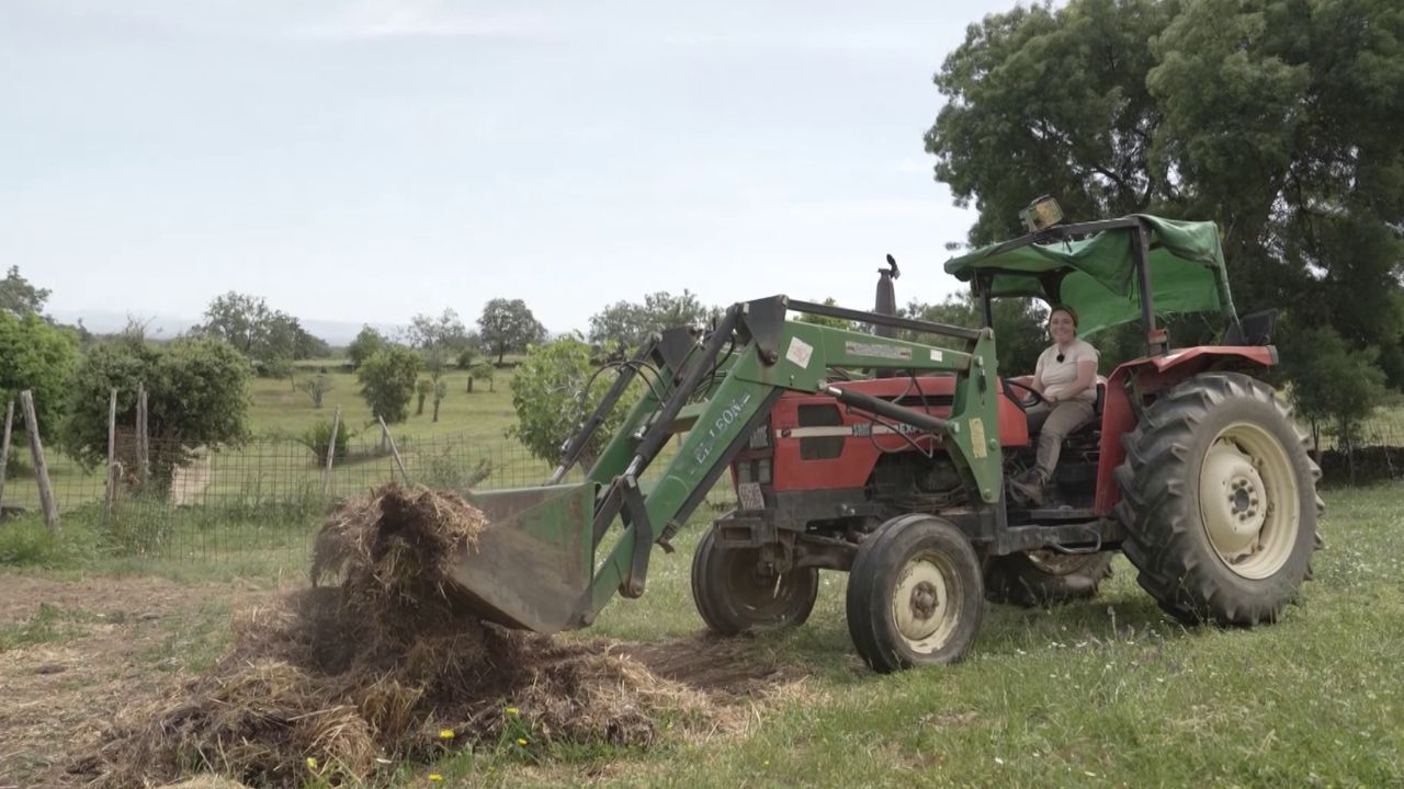 Marifé con el tractor