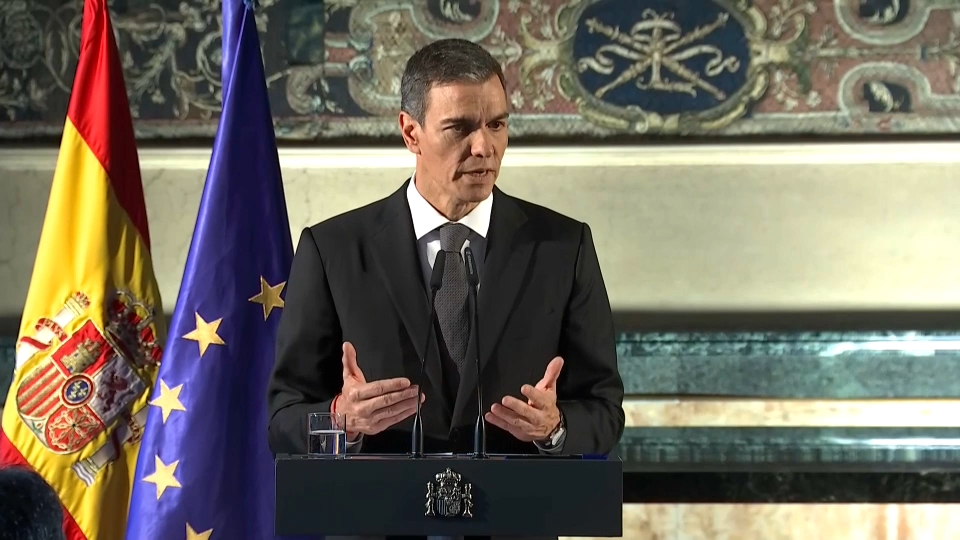 Pedro Sánchez atiende, desde Roma, a los medios de comunicación