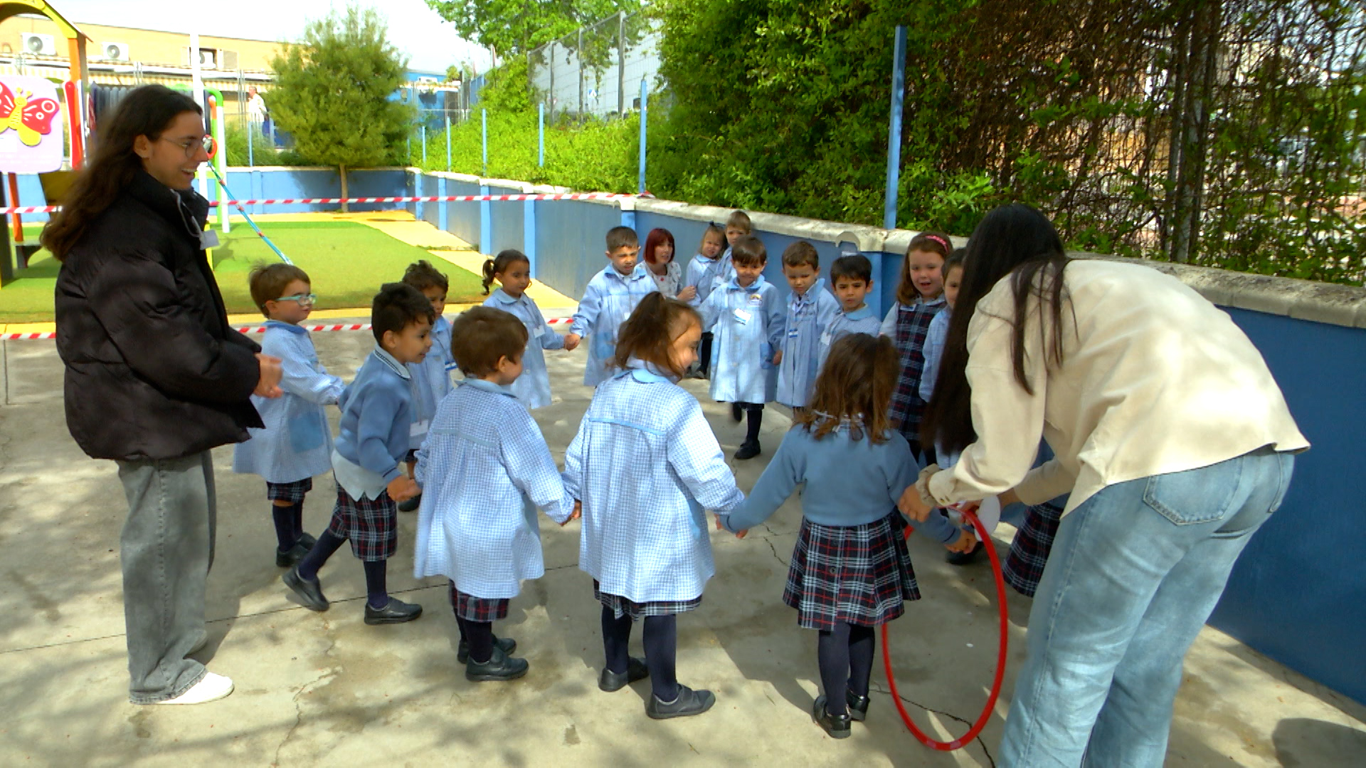 Alumnos de educación primaria formando un corro
