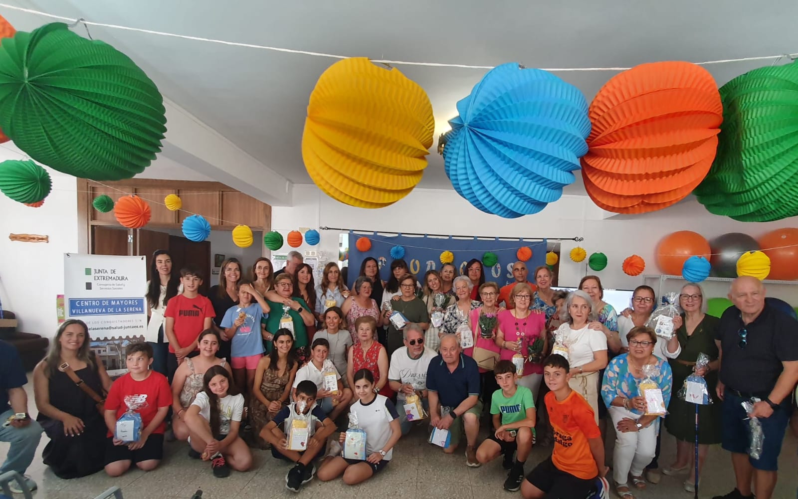 Escolares, voluntarios, sanitarios, entidades sociales  y pacientes involucrados en un proyecto solidario que aúna a todos los sectores de la  sociedad