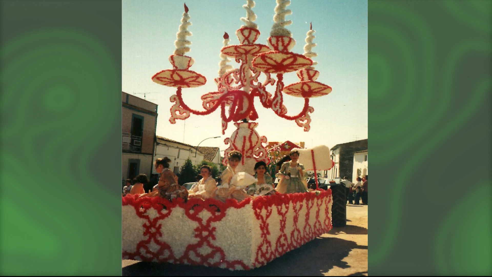 Cada engalanado en una obra efímera cargada de emoción y esfuerzo colectivo