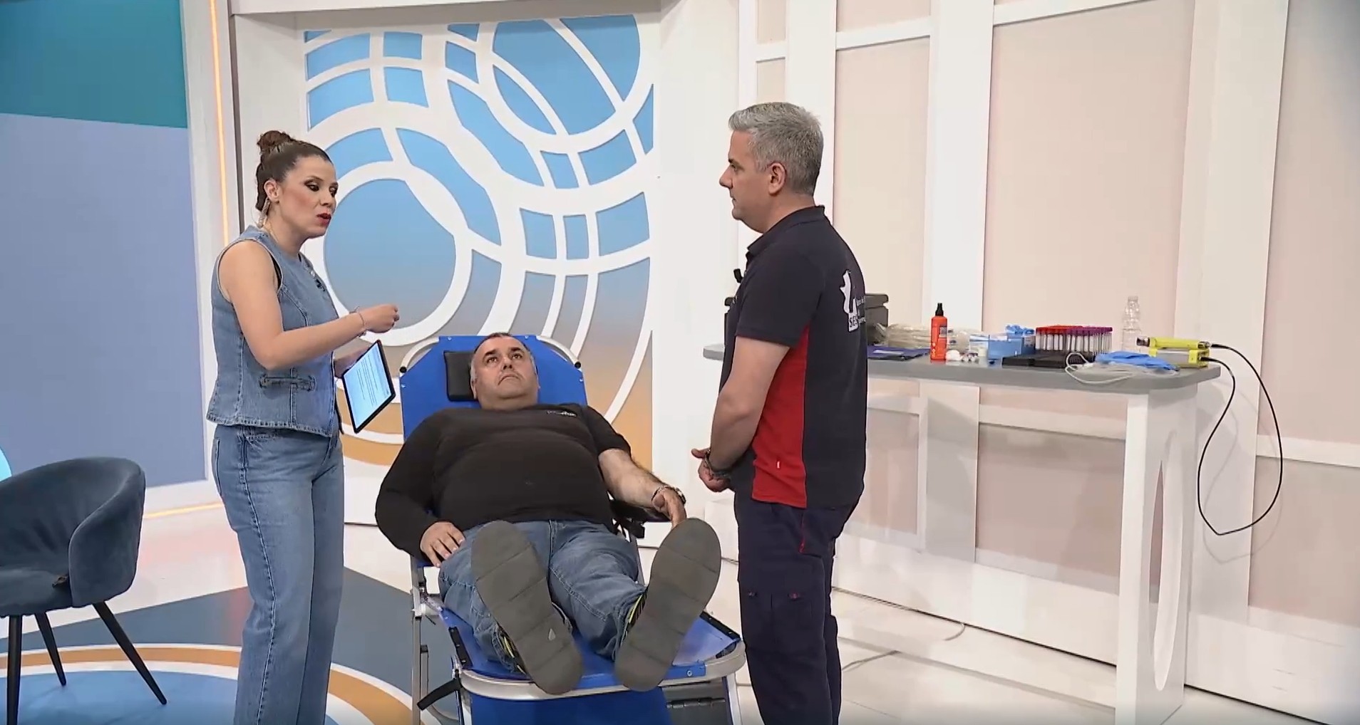 Nuestro compañero dona sangre en el plató