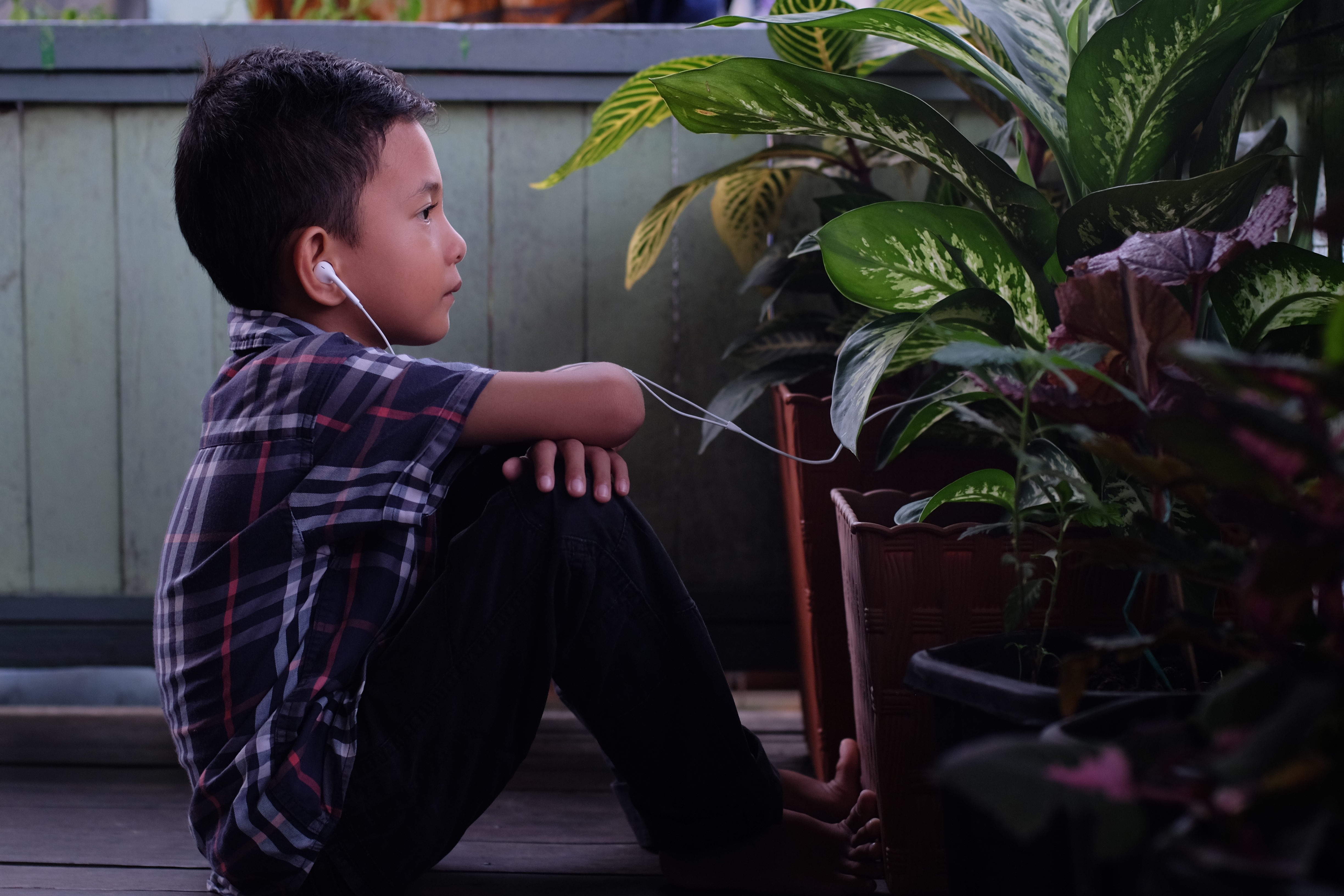 Niño escuchando música