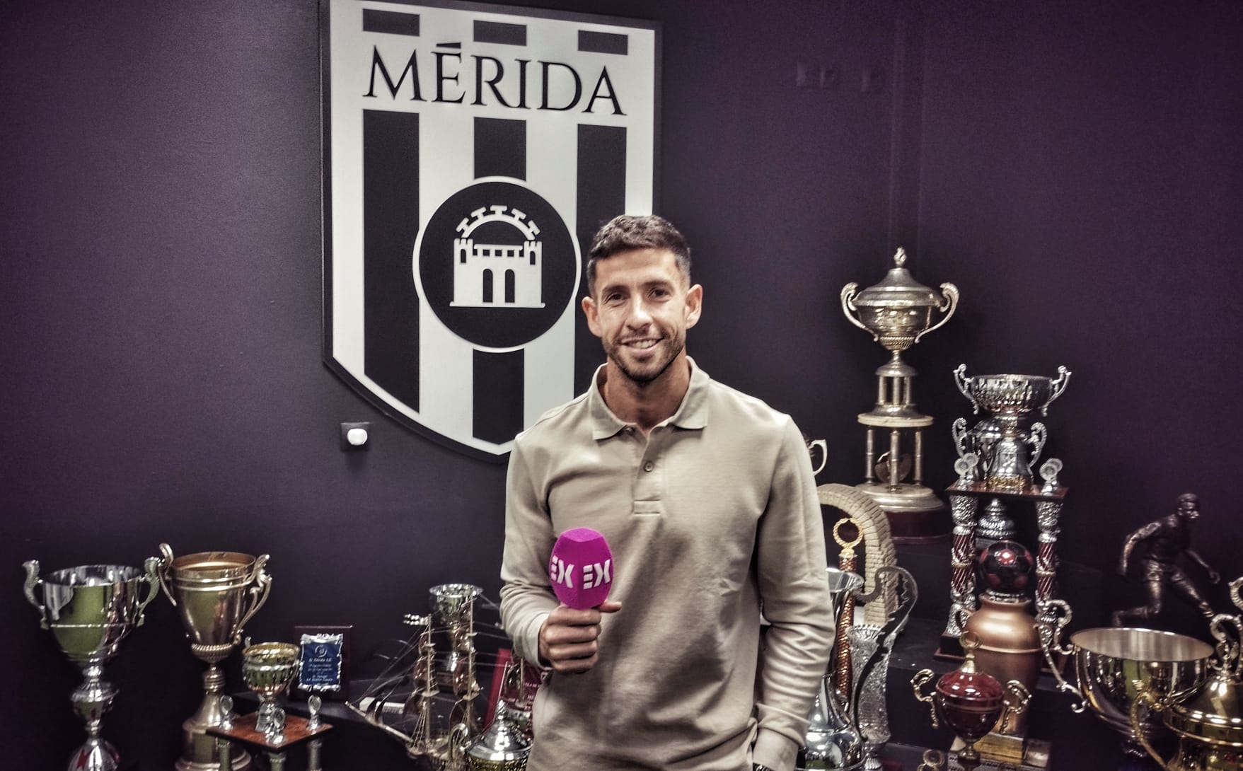 Felipe Alfonso con el micrófono de Canal Extremadura