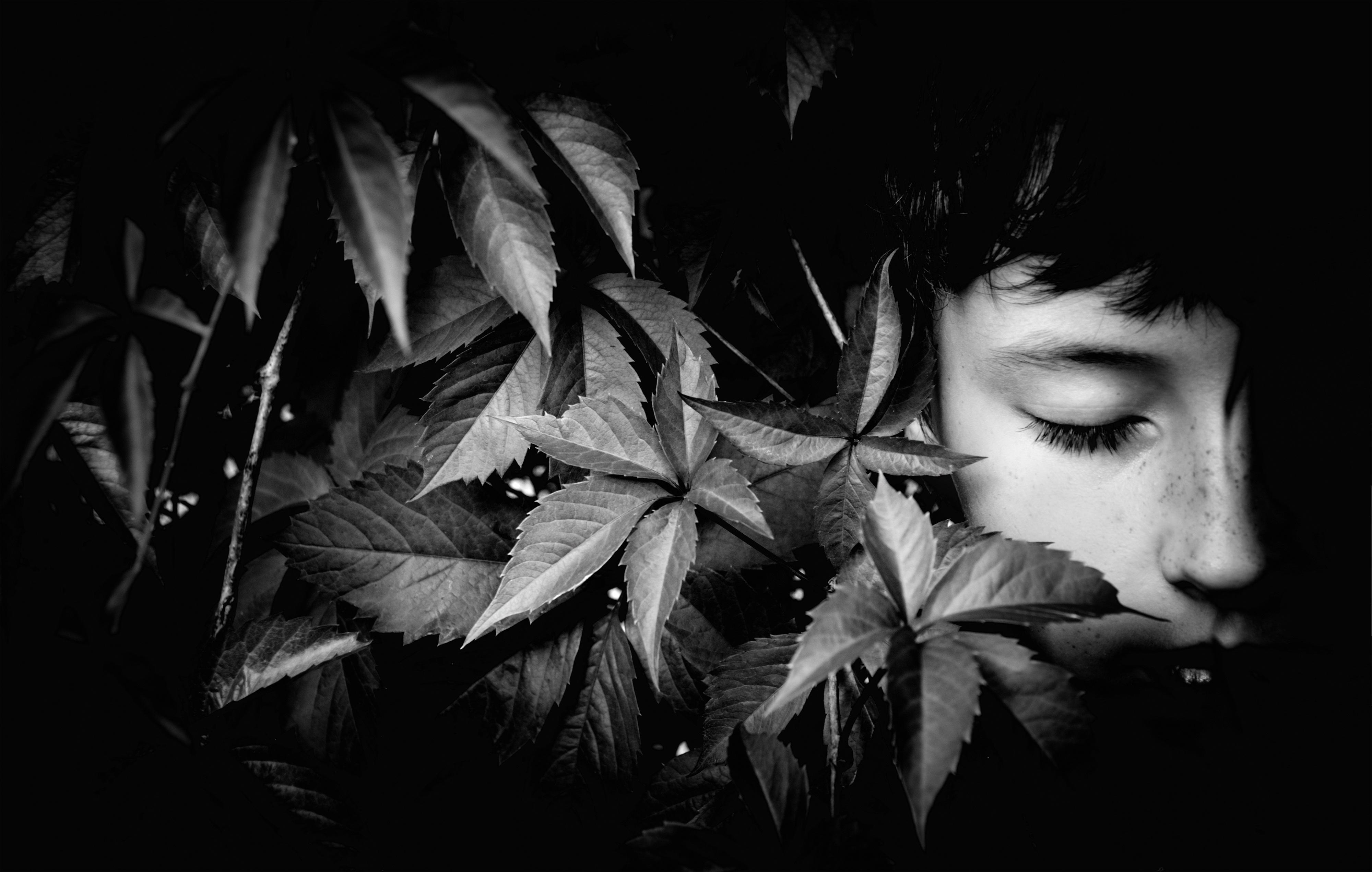 Niño entre la maleza