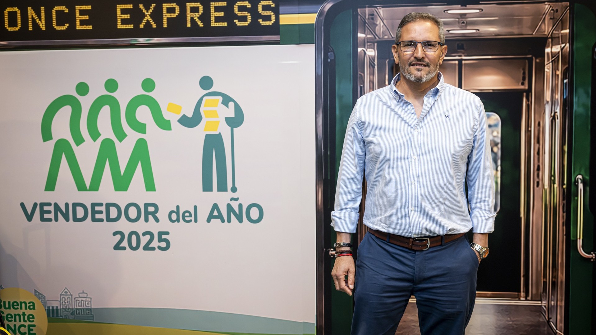 Julio en la entrega del premio