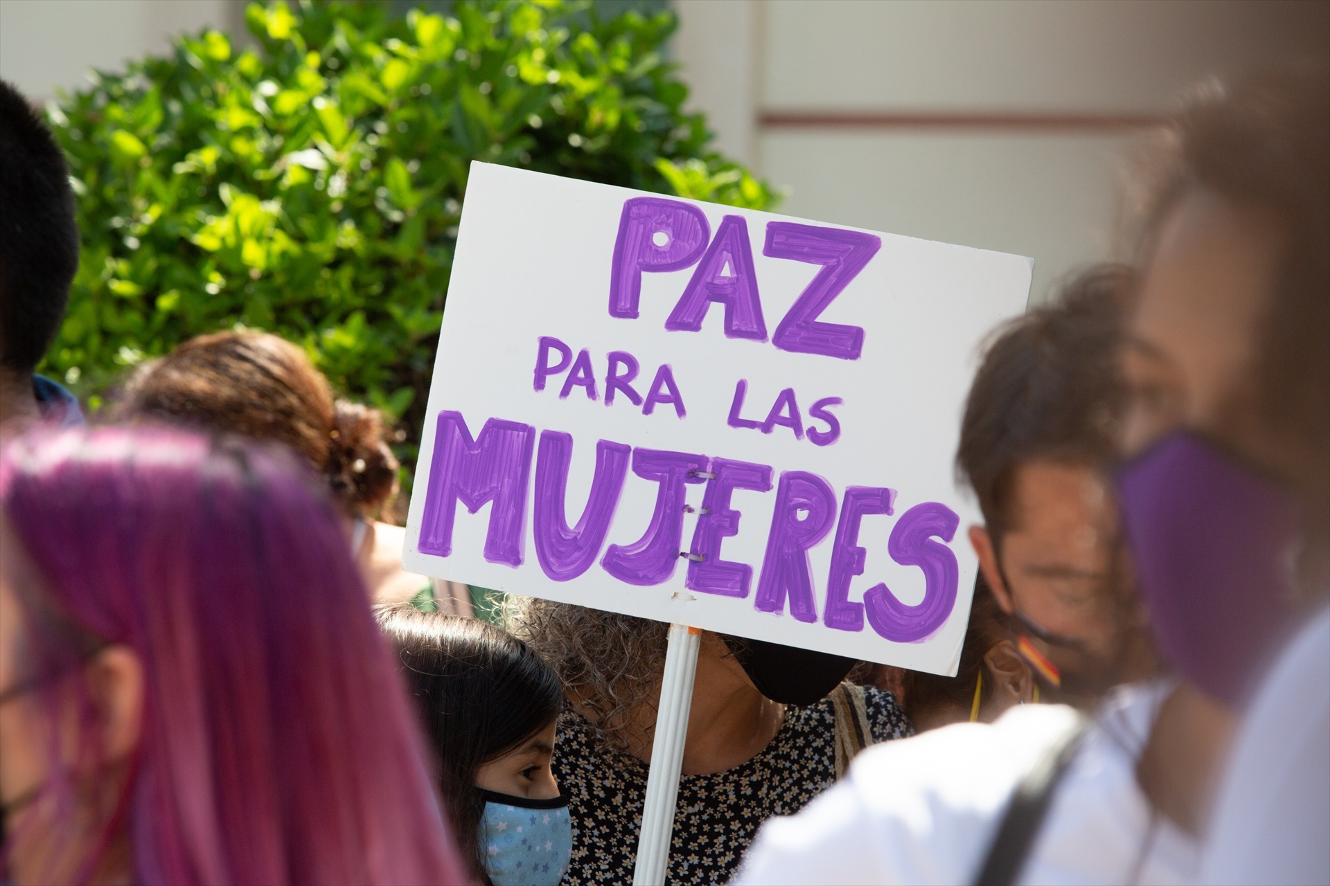 Varias personas participan en una concentración en defensa de Sara B.B, enmarcada en la campaña #MamáEstáCastigada