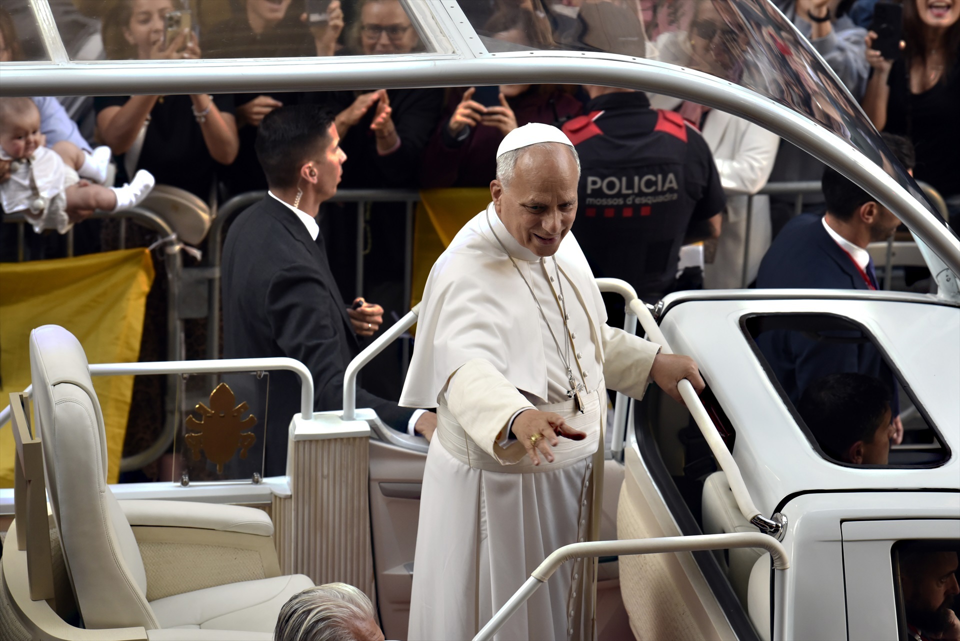 El Papa León XIV durante su recorrido en el papamóvil por la calle Roselló camino a la Basílica de la Sagrada Familia, a 10 de junio de 2026, en Barcelona.
