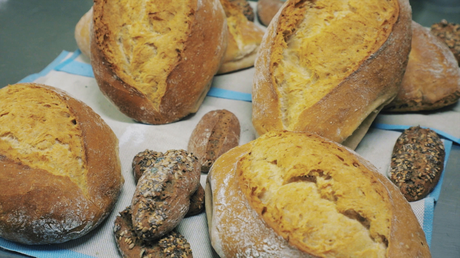 Panes y bollos sin gluten listos para comer