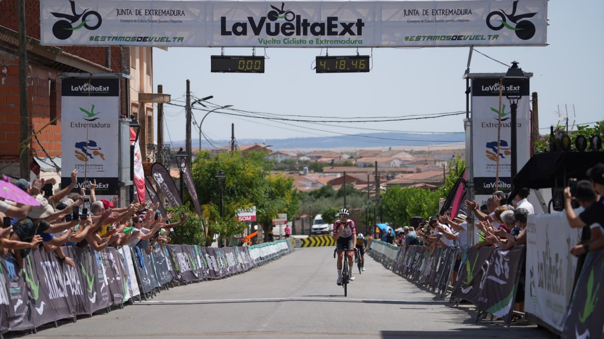 Aimar Alarcia llegando a meta en la segunda etapa de la Vuelta Ciclista a Extremadura