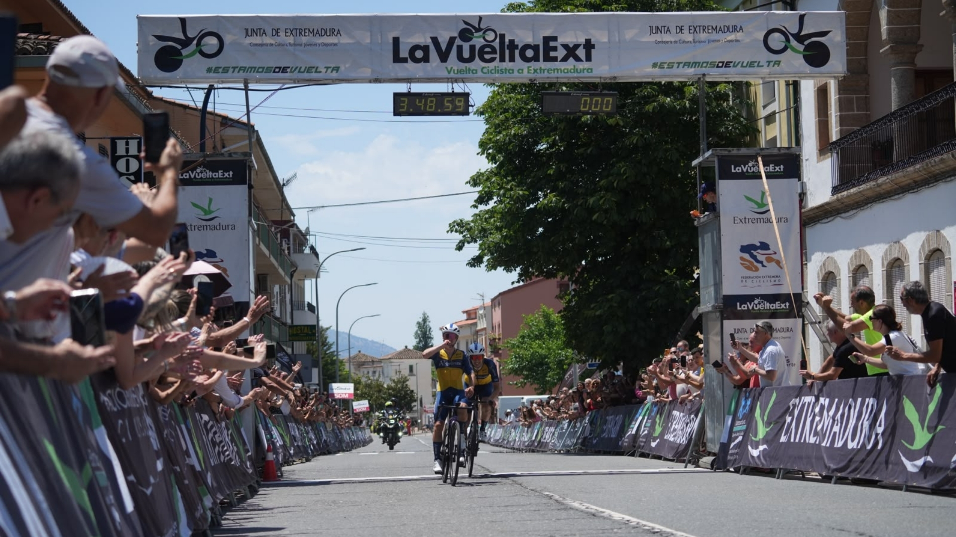 Óscar Fuentes llega a la meta y gana la Vuelta Ciclista a Extremadura