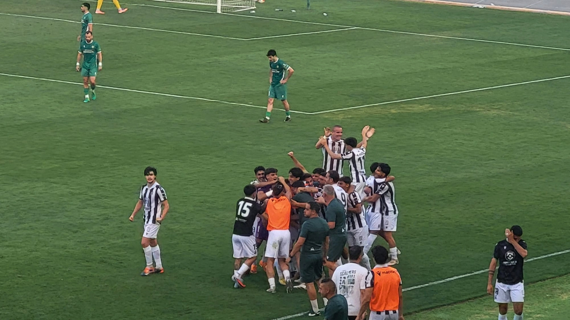 Celebración de la victoria del Badajoz ante el Cuarte en el Nuevo Vivero