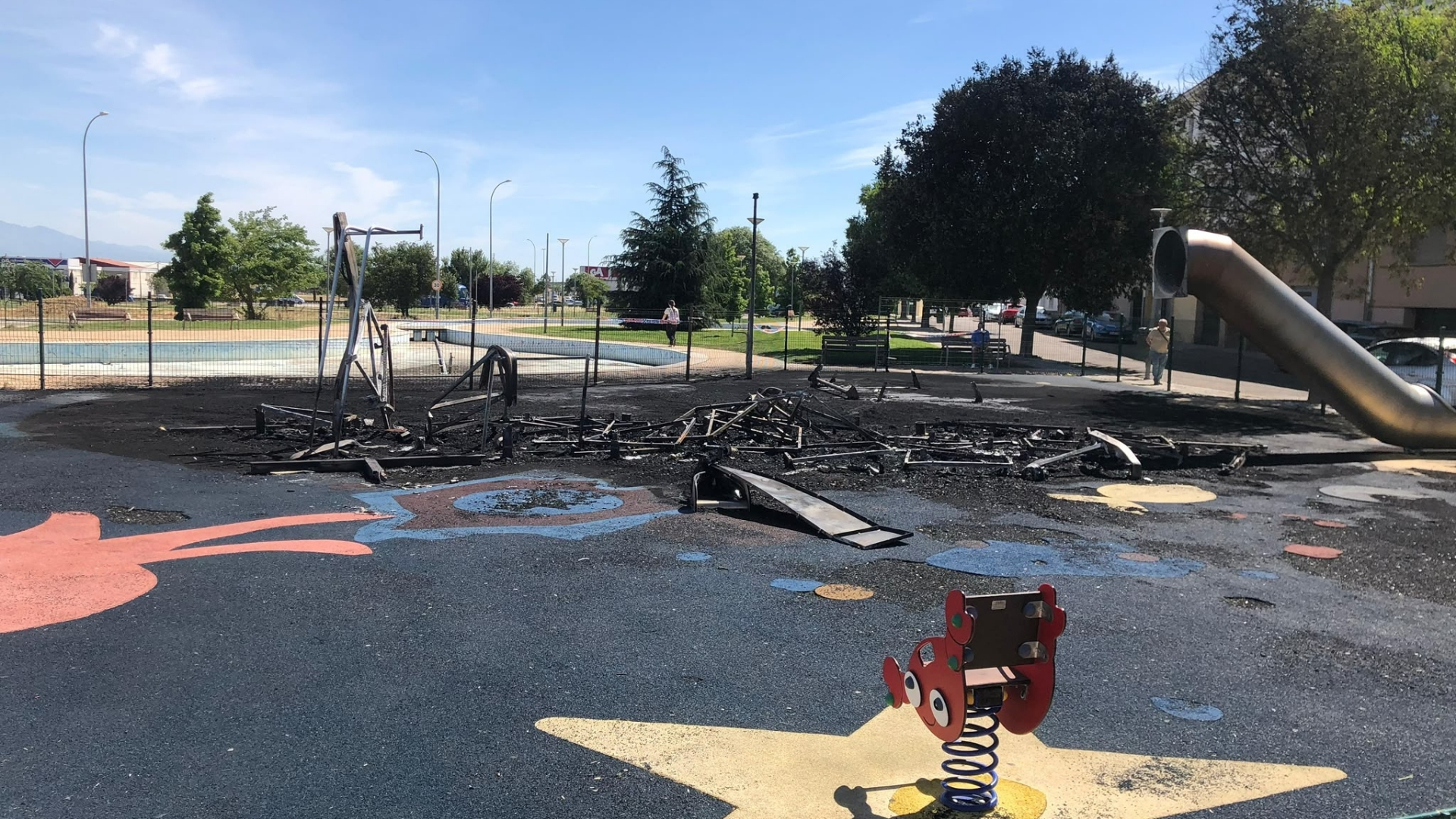 Parque infantil quemado en Navalmoral de la Mata
