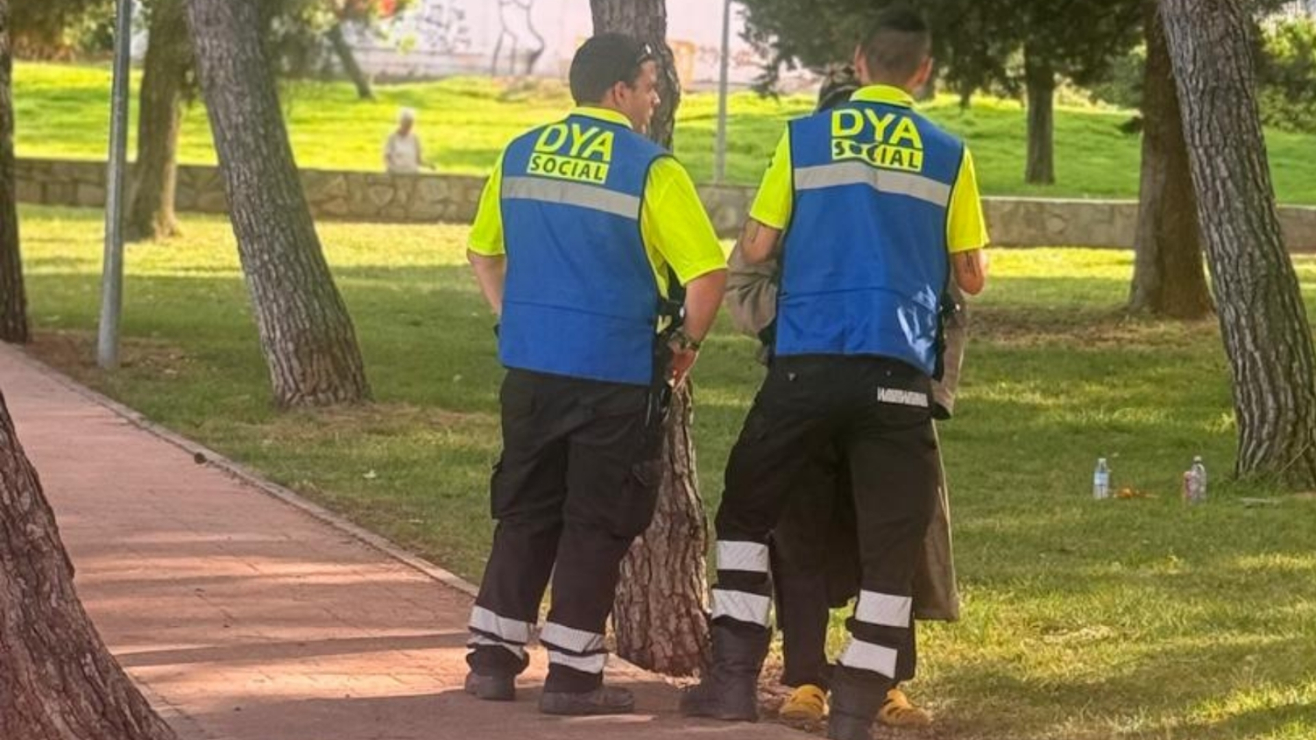 Voluntarios prestando ayuda a personas sin hogar ante las altas temperaturas