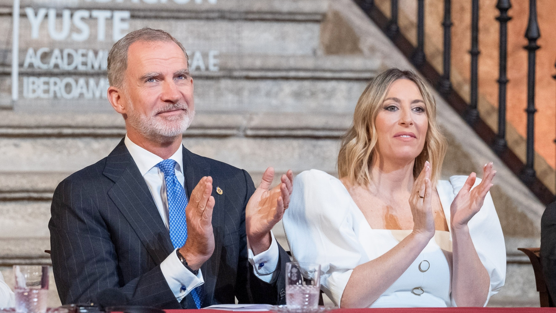 El Rey Felipe VI junto a la presidenta extremeña María Guardiola, durante los Premios Carlos V