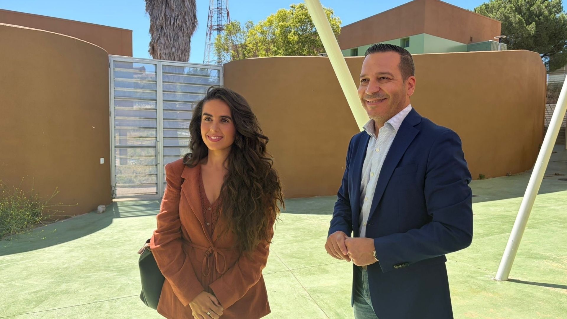 El vicepresidente y consejero de Desregulación, Servicios Sociales y Familia, Óscar Fernández Calle, y la directora general de Juventud, María José Tovar