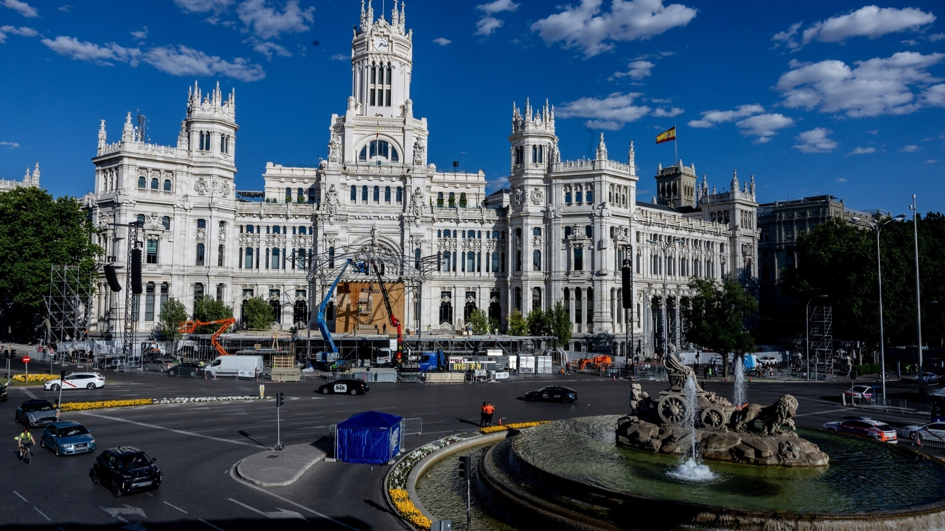 Vista general durante el montaje de escenarios para la Santa Misa del Papa León XIV en Cibeles