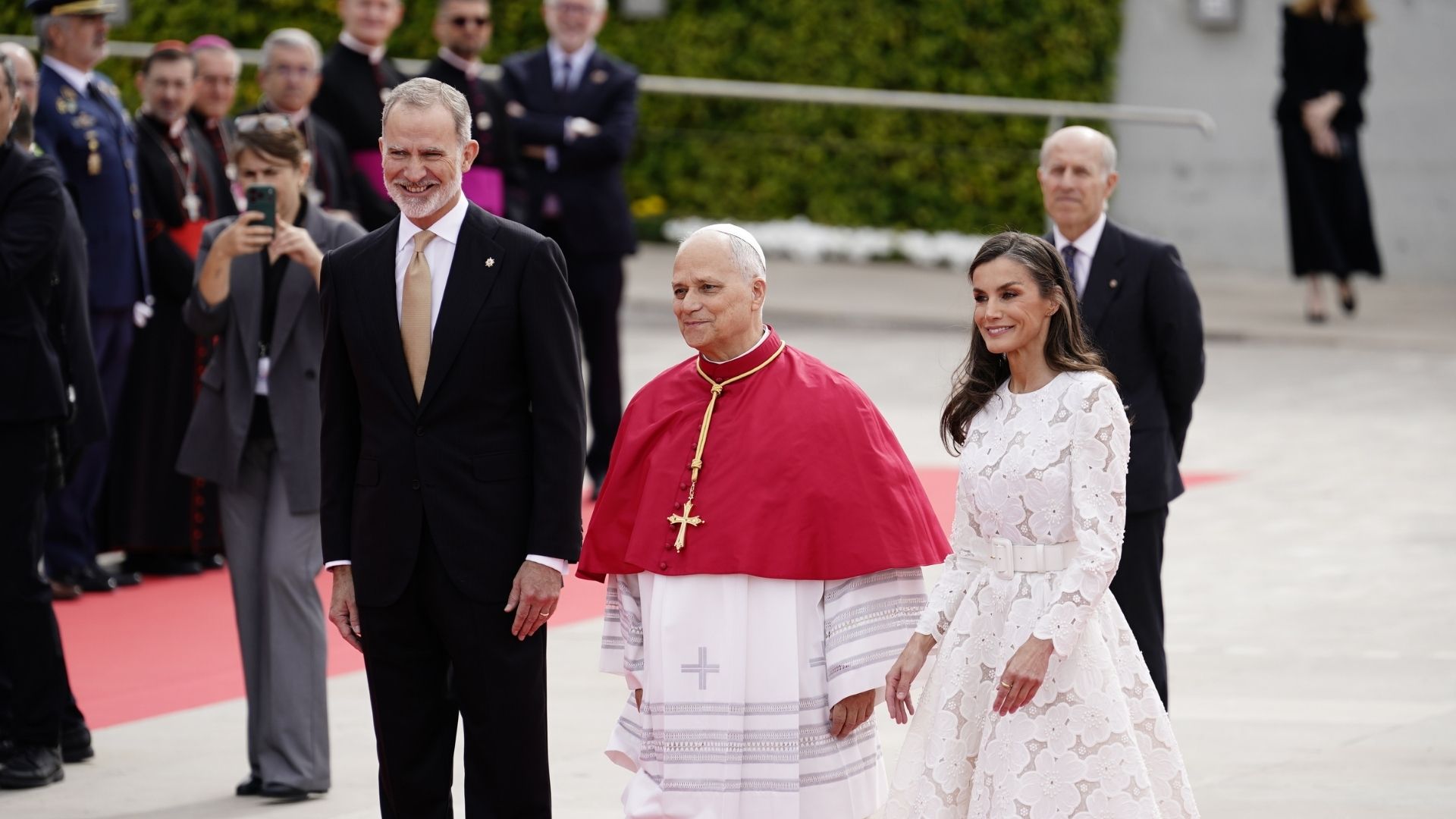 Los Reyes Felipe y Letizia reciben al Papa León XIV en el Aeropuerto Adolfo Suárez Madrid-Barajas